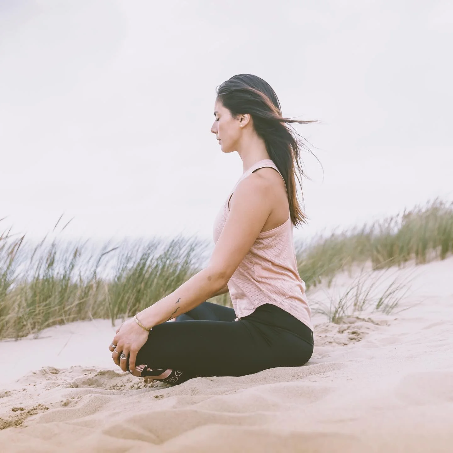 YOGA &amp; THE BRAIN - RESET YOUR MIND TO GO UPSIDE DOWN 🧠
Mit Halima

In diesem Workshop lernst du das Zusammenspiel zwischen Gehirn, Nervensystem und K&ouml;rper so zu verstehen, dass du Umkehrhaltungen sicher, mit mehr Vertrauen und in Leichtigke