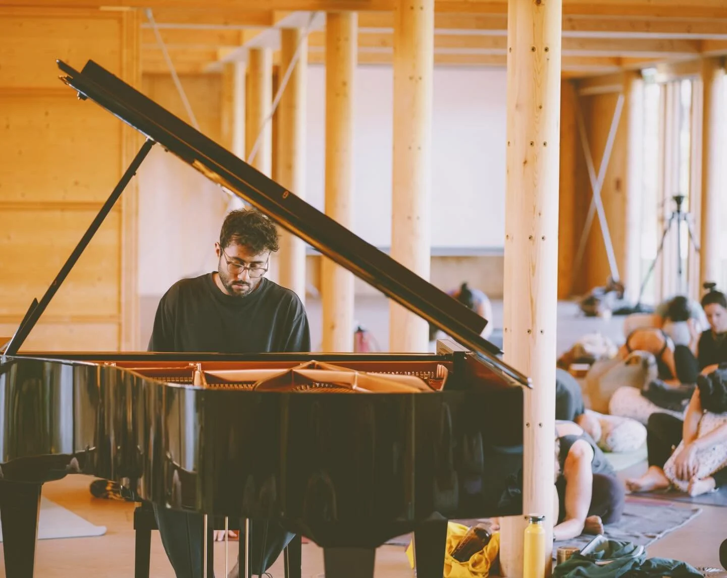 PIANO &amp; CANDLELIGHT YIN 🎶
mit Noah @noah.frehmann 

In diesem besonders gem&uuml;tlichen Event 🕯️verschmilzt die regenerierende Wirkung von Yin Yoga mit den wohltuenden Kl&auml;ngen von Noahs Piano, was dich in eine tiefe Entspannung hineinfall