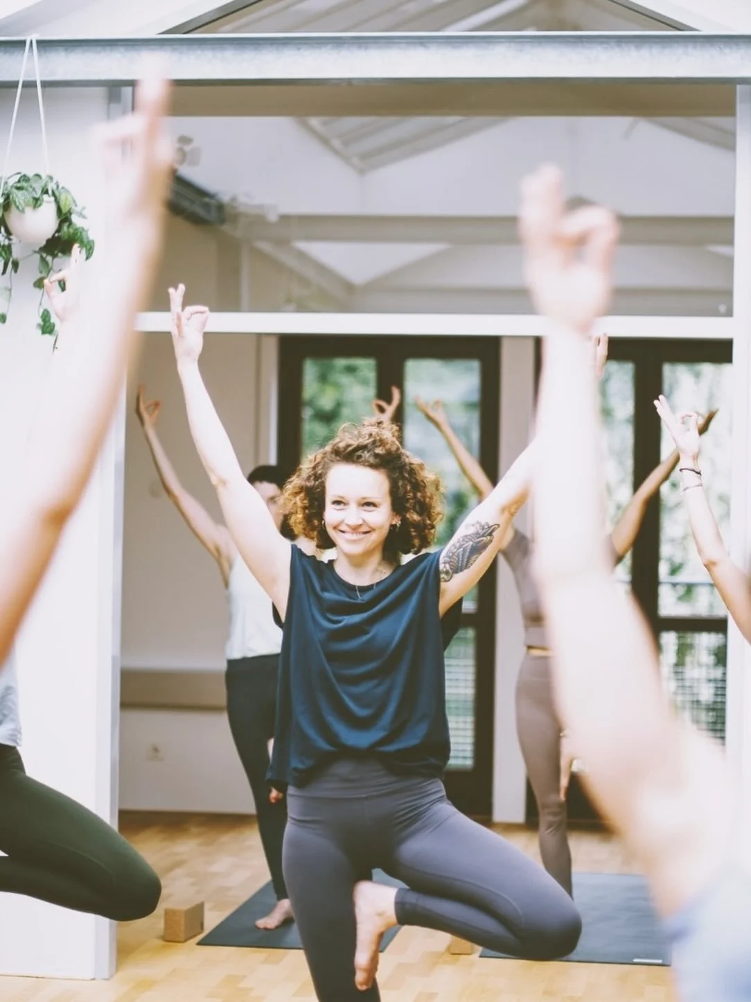 MONATSSPECIAL🤩

Diesen Monat wartet noch ein ganz tolles Special auf dich:

Mit unserem 🌷DAYTIME 5er-TICKET🌷 kannst du von Montag bis Freitag von 07.00-17.15 Uhr all unsere Yogastunden besuchen. Nat&uuml;rlich g&uuml;ltig f&uuml;r beide Studios un