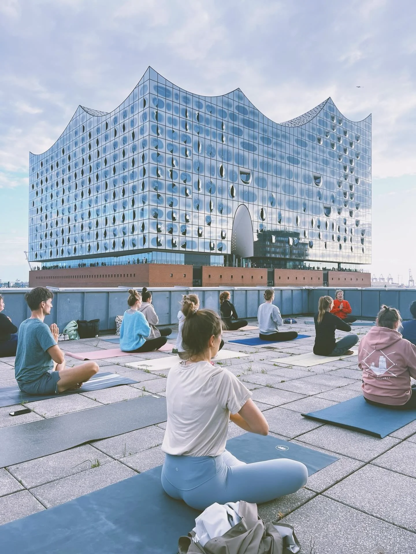 ROOFTOP YOGA 🧘🏼&zwj;♀️
mit Sarah @sarah_s_flow 

Endlich ist es wieder soweit: wir lassen den Tag gemeinsam beim Dachterrassenyoga in der Abendsonne ausklingen mit unserer Rooftop Yoga Class am 26.Mai.😍🌅

Auf dich wartet ein einst&uuml;ndiger Vin