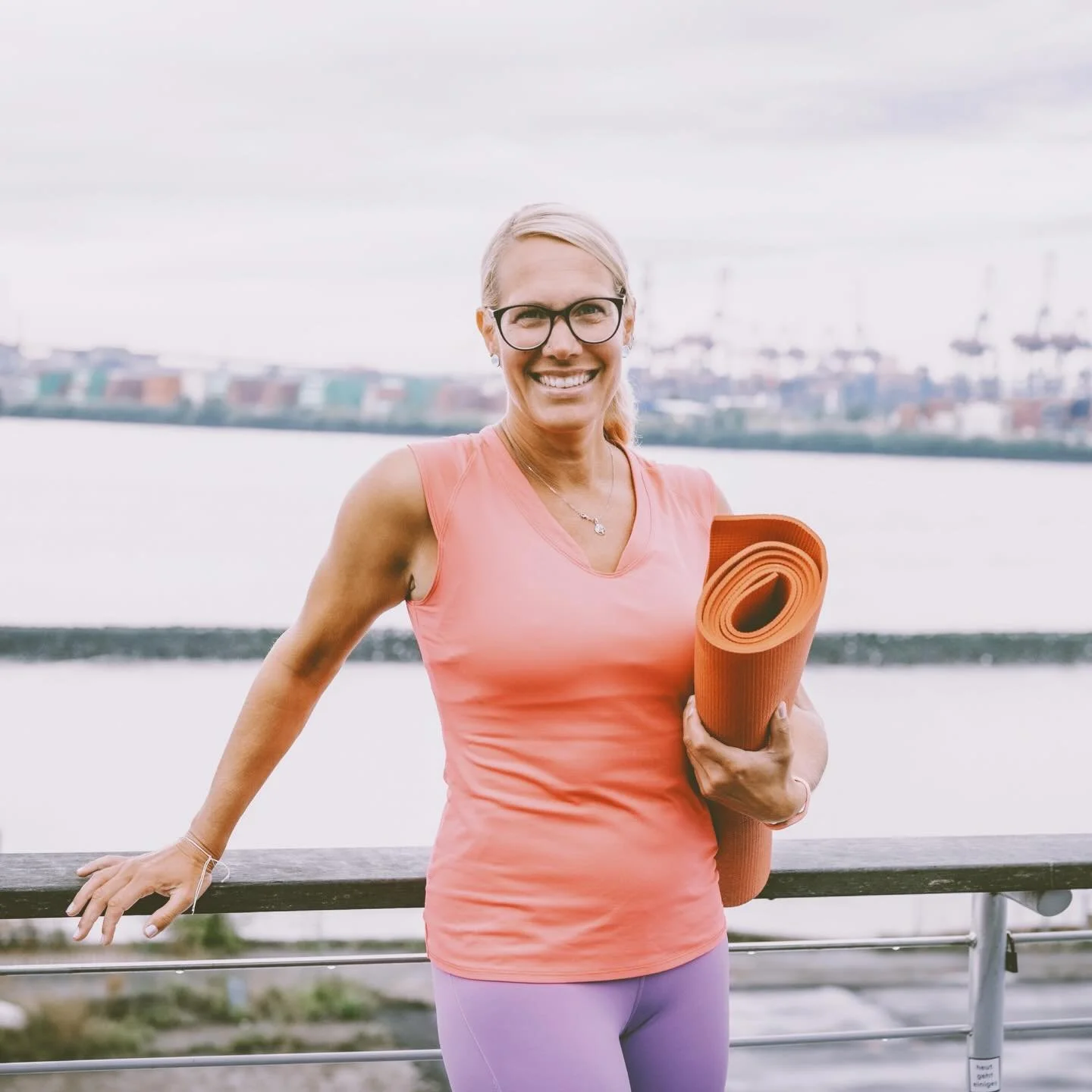WELCOME MAREN 💕
@yoga_sol 

Mar&eacute;n hast du vielleicht schon donnerstagmorgens bei uns in Ottensen entdeckt, denn dort gibt sie seit ein paar Wochen den Early-Bird Kurs: Yoga x Pilates.🫶🏻

F&uuml;r Mar&eacute;n stellt die Verbindung von Yoga 