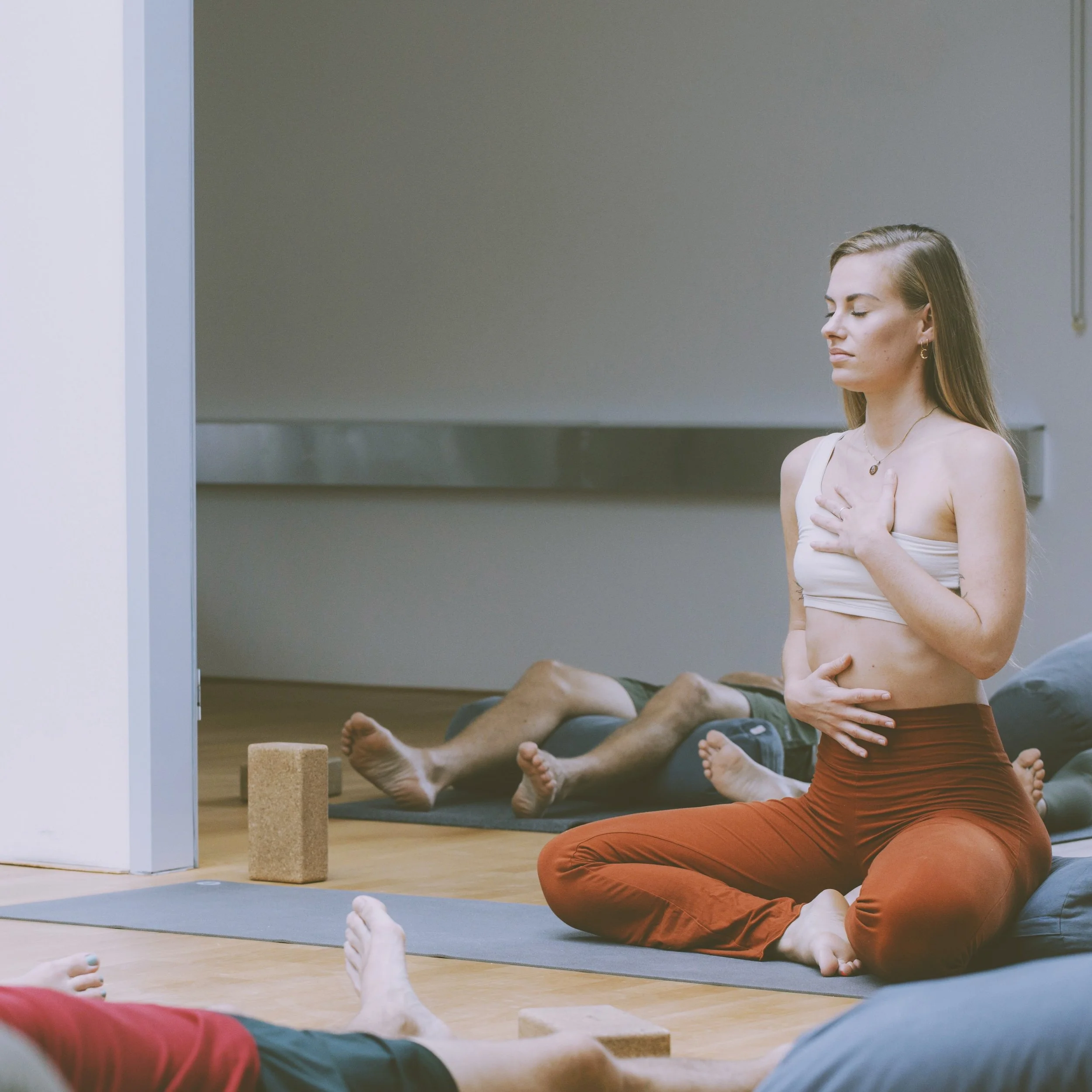 NERVOUS SYSTEM RESET🧡
mit Vicy @happylife.yoga 

Immer auf der Hut? Immer ein Gef&uuml;hl der inneren Unruhe und des in Alarmbereitschaft Seins?😵&zwj;💫🙈
Dann meldet sich dein Nervensystem, denn unser Nervensystem ist daf&uuml;r verantwortlich, wi