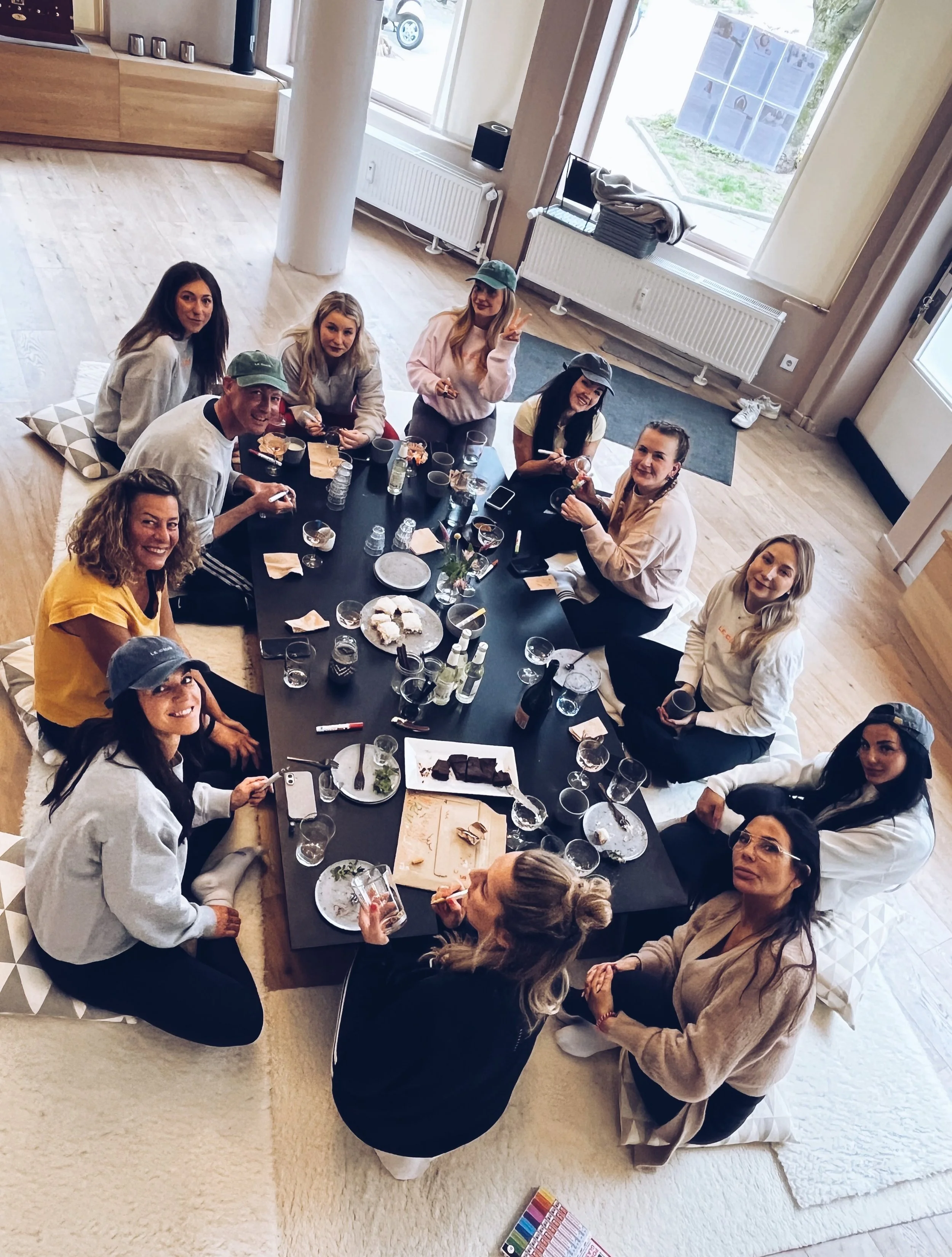 MAKE TRIBE YOUR TRIBE 🤍

Eure Weihnachtsfeier. Euer Kick off. Eure gemeinsame Zeit.

F&uuml;r drei Stunden geh&ouml;rt die TRIBE Yoga Base nur euch.

Ihr erz&auml;hlt uns, was euer Team gerade bewegt. Wir entwickeln daraus eine individuelle Yogaklas