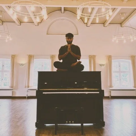 PIANO &amp; CANDLELIGHT YIN 💫
mit Noah @noah.frehmann 

Anfang November kehrt Noah zur&uuml;ck, um dir die besondere M&ouml;glichkeit zu bieten, Stress in pure Harmonie und Entspannung zu verwandeln.😍

Dabei l&auml;sst er Yin Yoga und die Kl&auml;n