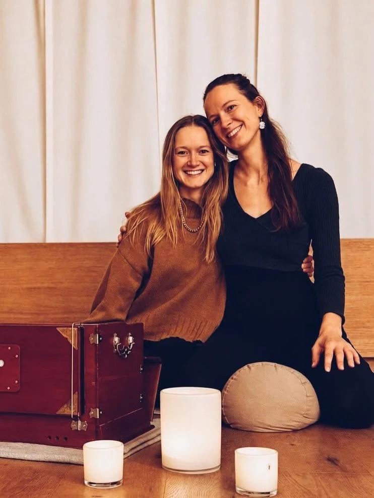 SOFT &amp; WILD RITUAL 🤎✨
Cacao, Mantras &amp; Intuitive Dance

Ein Abend zum Loslassen, Sp&uuml;ren und Verbinden. Mit dir selbst, deinem K&ouml;rper und anderen.

Am 12. Dezember laden dich Dagmar, Henrike und Conni zu einem besonderen Ritual ins 