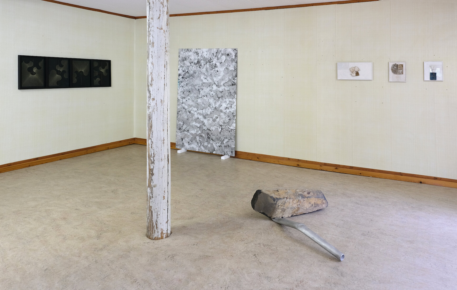  From left: Catrin Andersson, Land Lover I-IV, 2019 and New Ground, 2019 Floor: Jone Kvie Second Messenger #8, 2017 Right: Andreas Mangione, Centrumtorg, Pojke och bröd och Moln i fabrik, 2020 