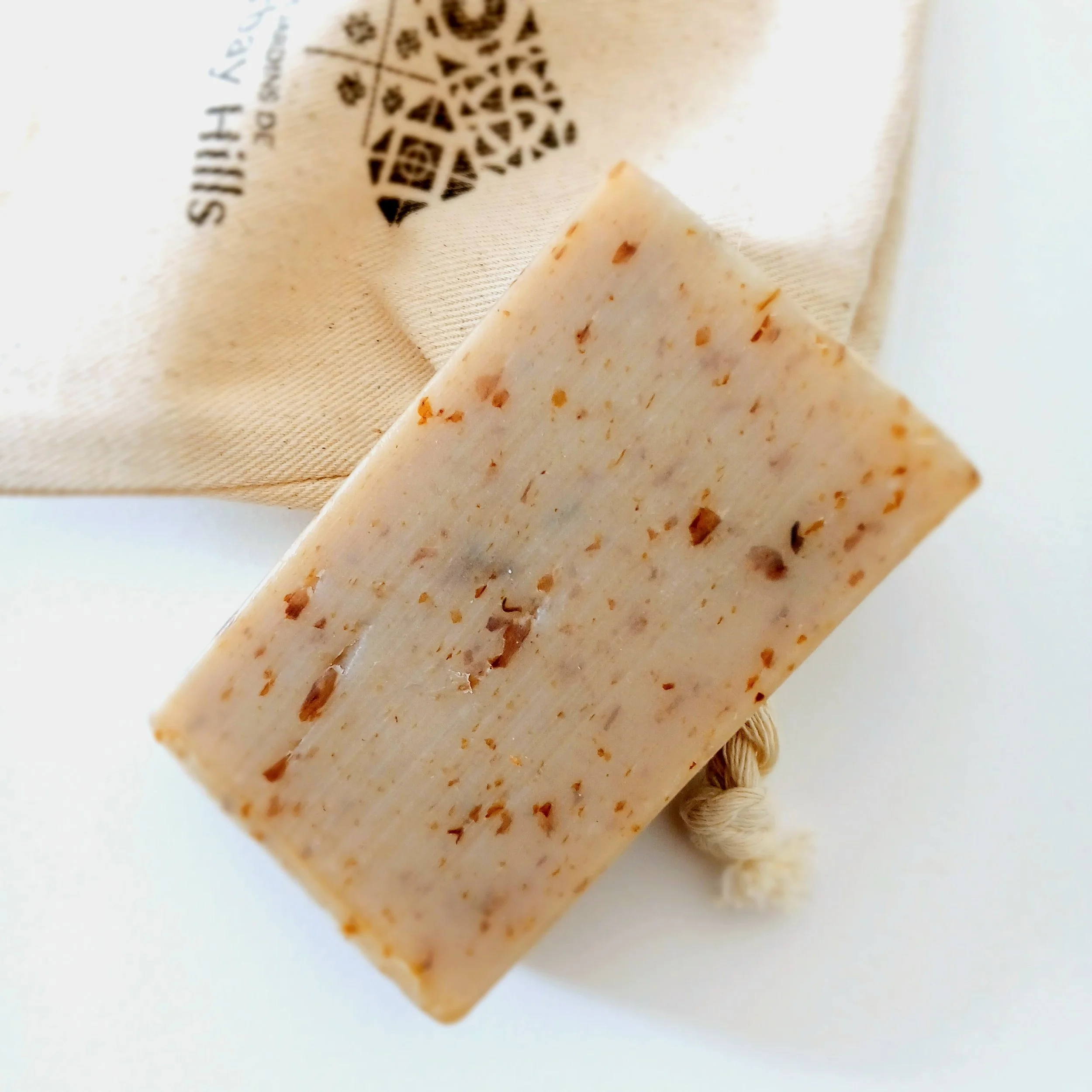 Savon surgras à la rose de Damas, patchouli, santal et aloe vera