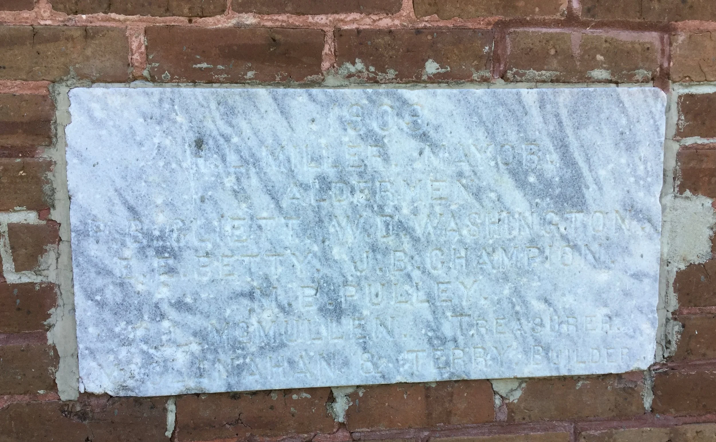 Inscription: 1909 … H.L. Miller, Mayor … Aldermen … P.B. Cliett, W.D. Washington … E.E. Petty, J.B. Champion … M.B. Pulley … R.L. McMullen, Treasurer … McClanahan & Terry, Builder