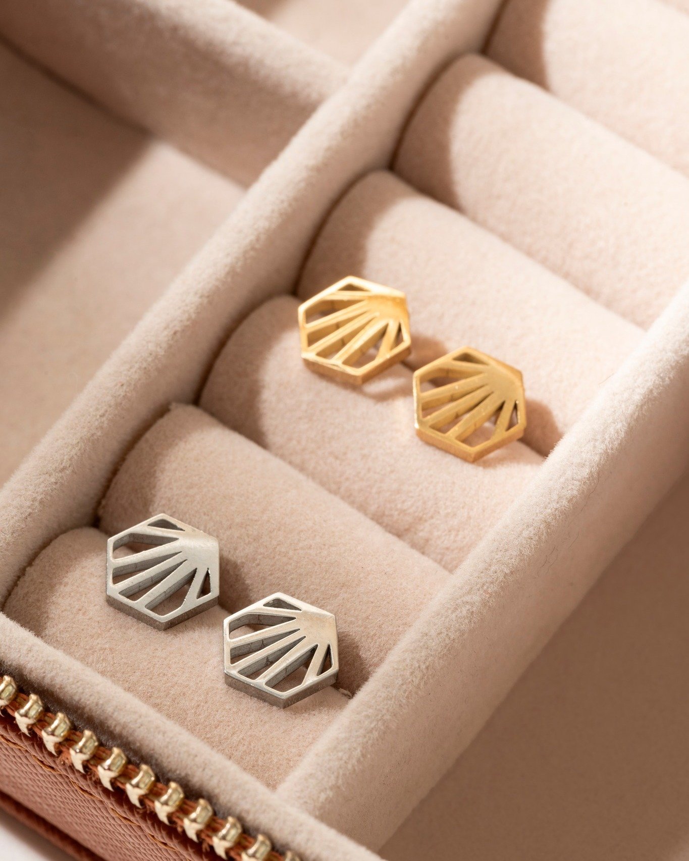 Les boucles d'oreilles Hexa dans le coffre &agrave; bijoux cognac 💛