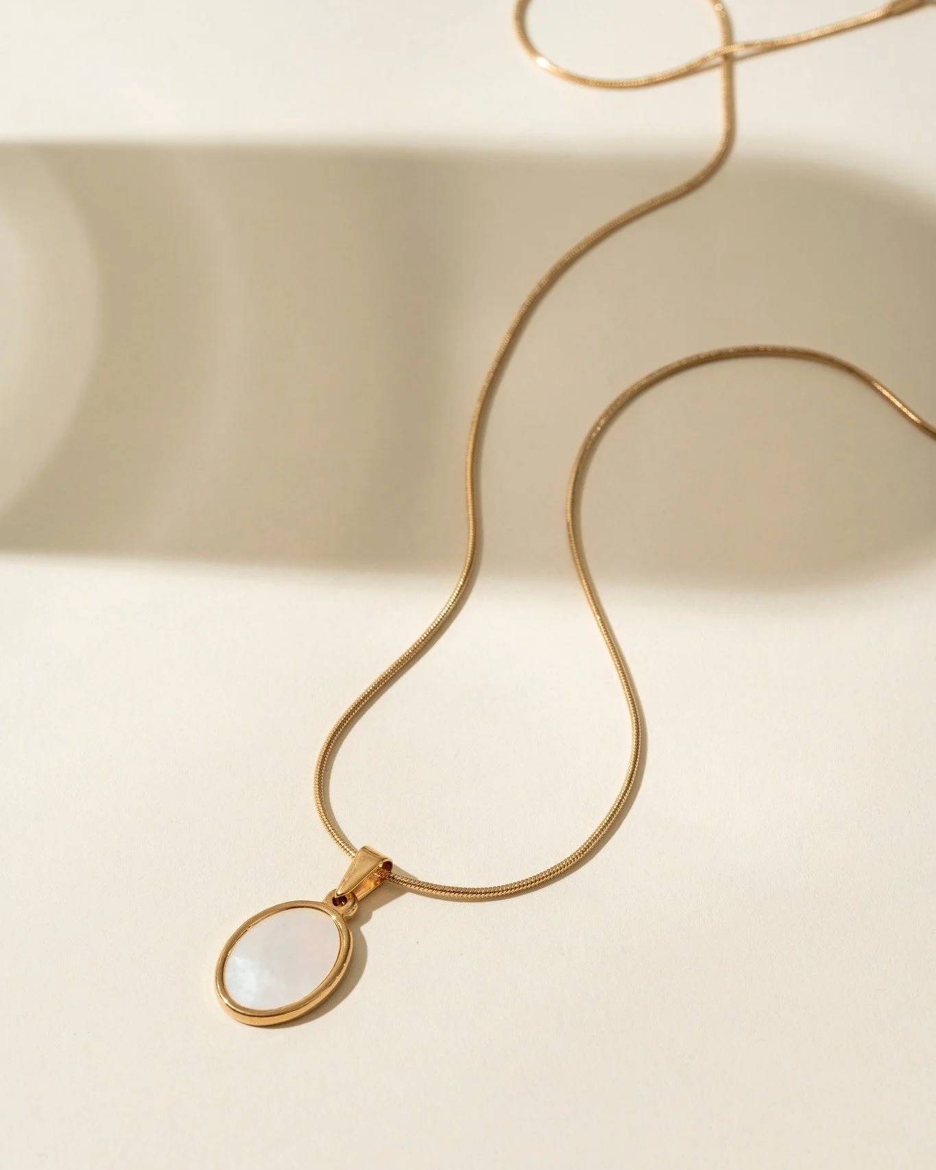 Le collier D&eacute;va est disponible en trois longueurs. 
18&quot; - 20&quot; - 24&quot; 🐍🐚