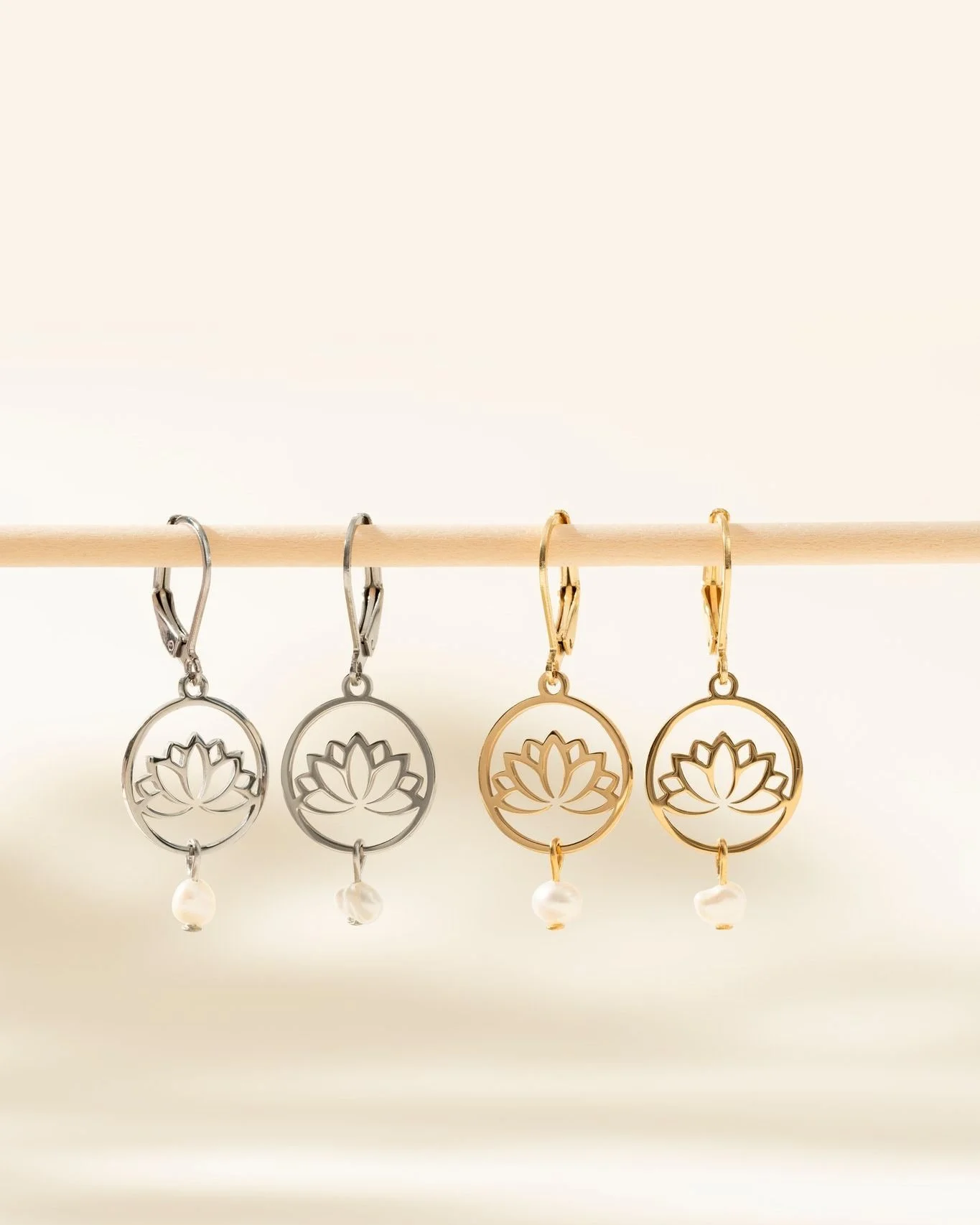 Namaste 🪷 
Perles d'eau douce v&eacute;ritables et breloques d'acier inoxydable.