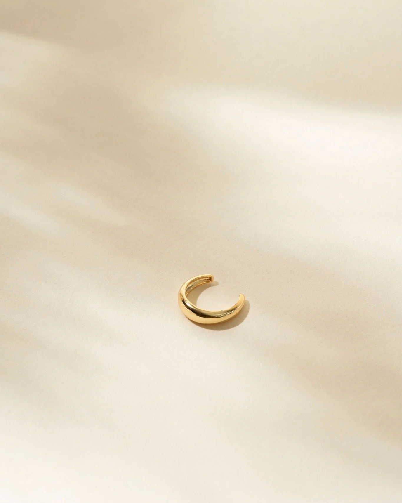 Pas besoin de per&ccedil;age pour ajouter une touche unique &agrave; ton look ✨
Le ear cuff se glisse d&eacute;licatement sur l&rsquo;oreille et apporte instantan&eacute;ment du style, sans engagement !
