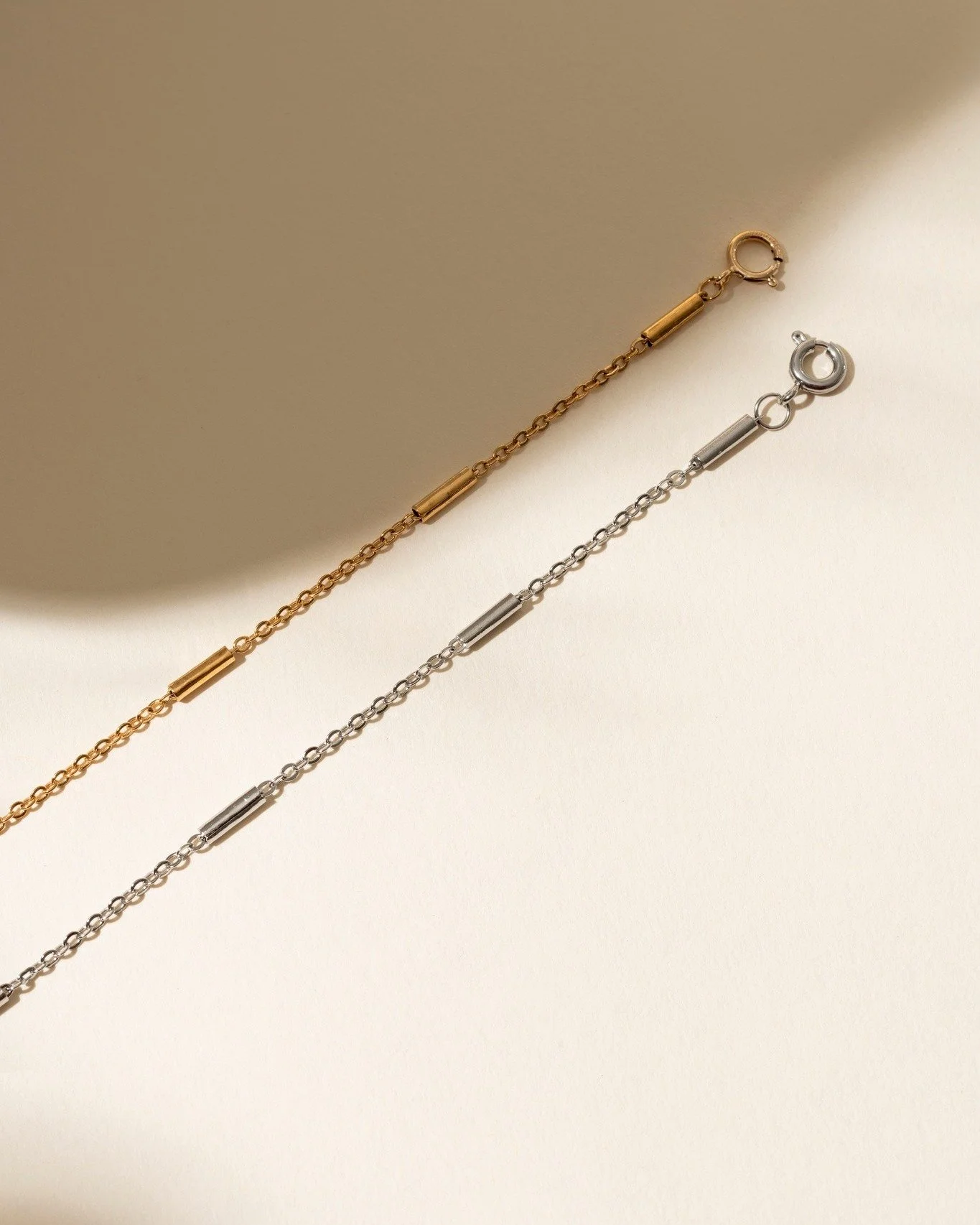 La cha&icirc;ne Clover se d&eacute;cline en bracelet de poignet, de cheville, ou bien en collier. 🤍
Saviez-vous qu'il est possible la faire personnaliser en y ajoutant des pierres et/ou des breloques? ✨