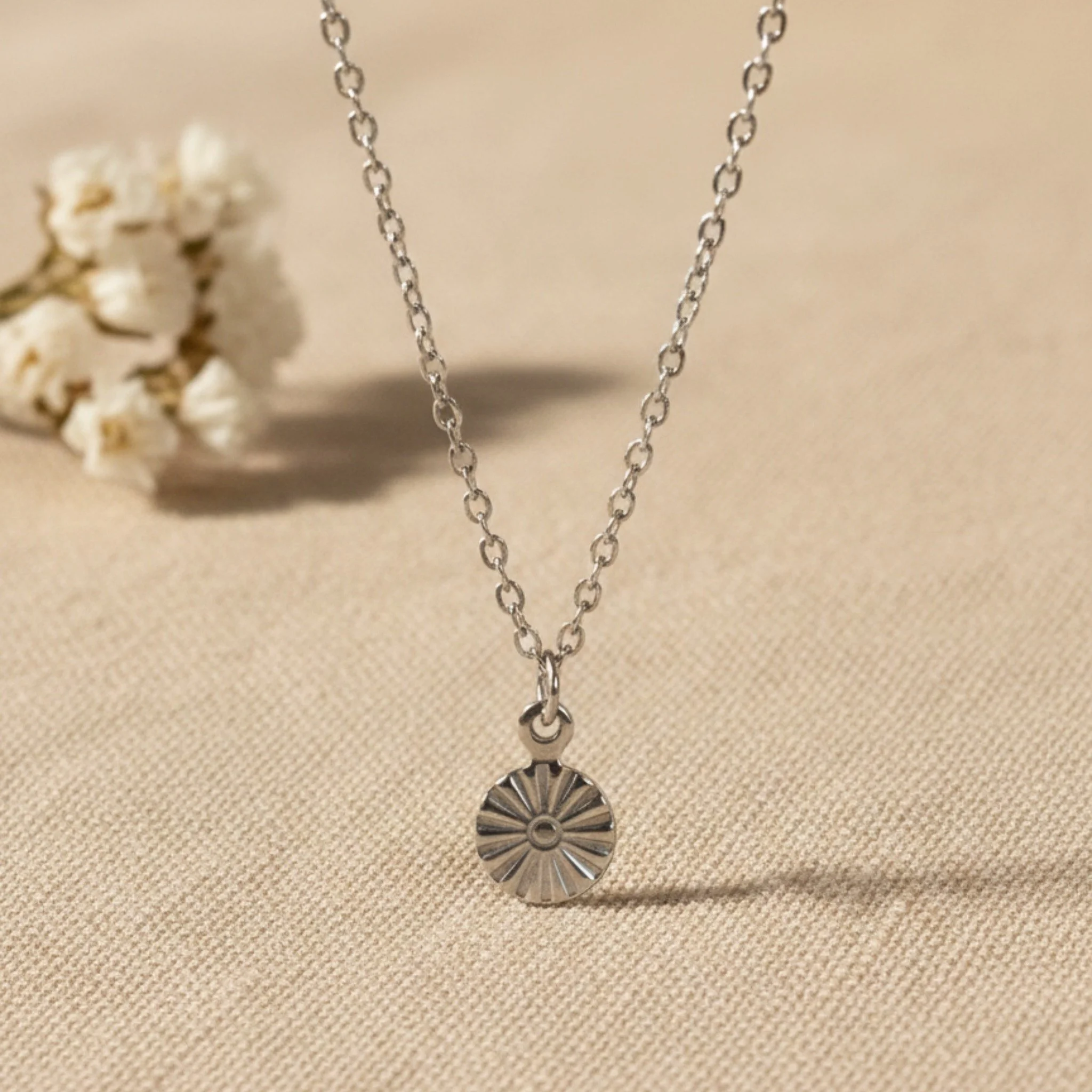 Le pendentif Oly, sur une cha&icirc;ne d'acier inoxydable ultra fine pour un maximum de d&eacute;licatesse. 🤍