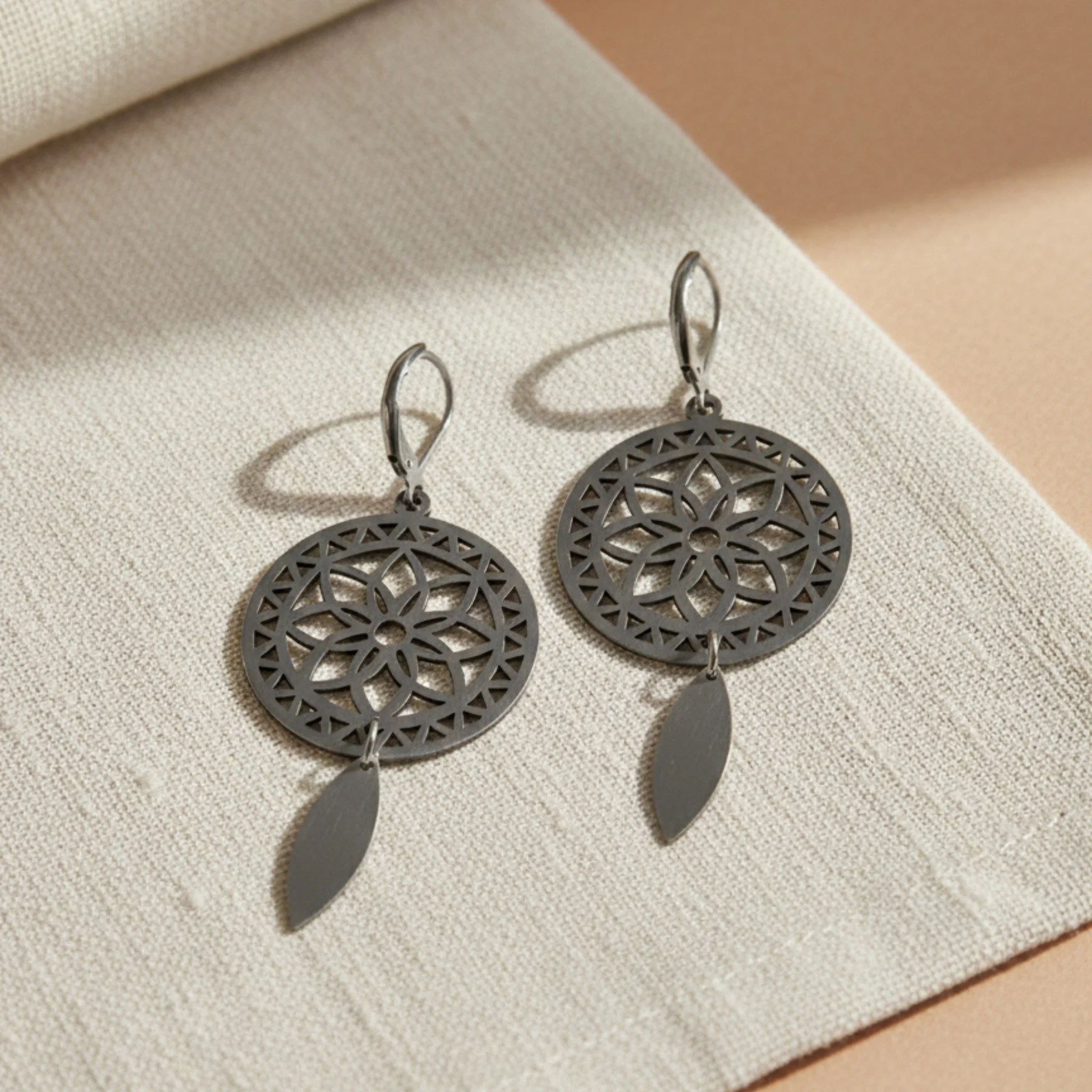 Les boucles d'oreilles Uyum sont enti&egrave;rement en acier inoxydable et conviennent aux oreilles sensibles. 🤍