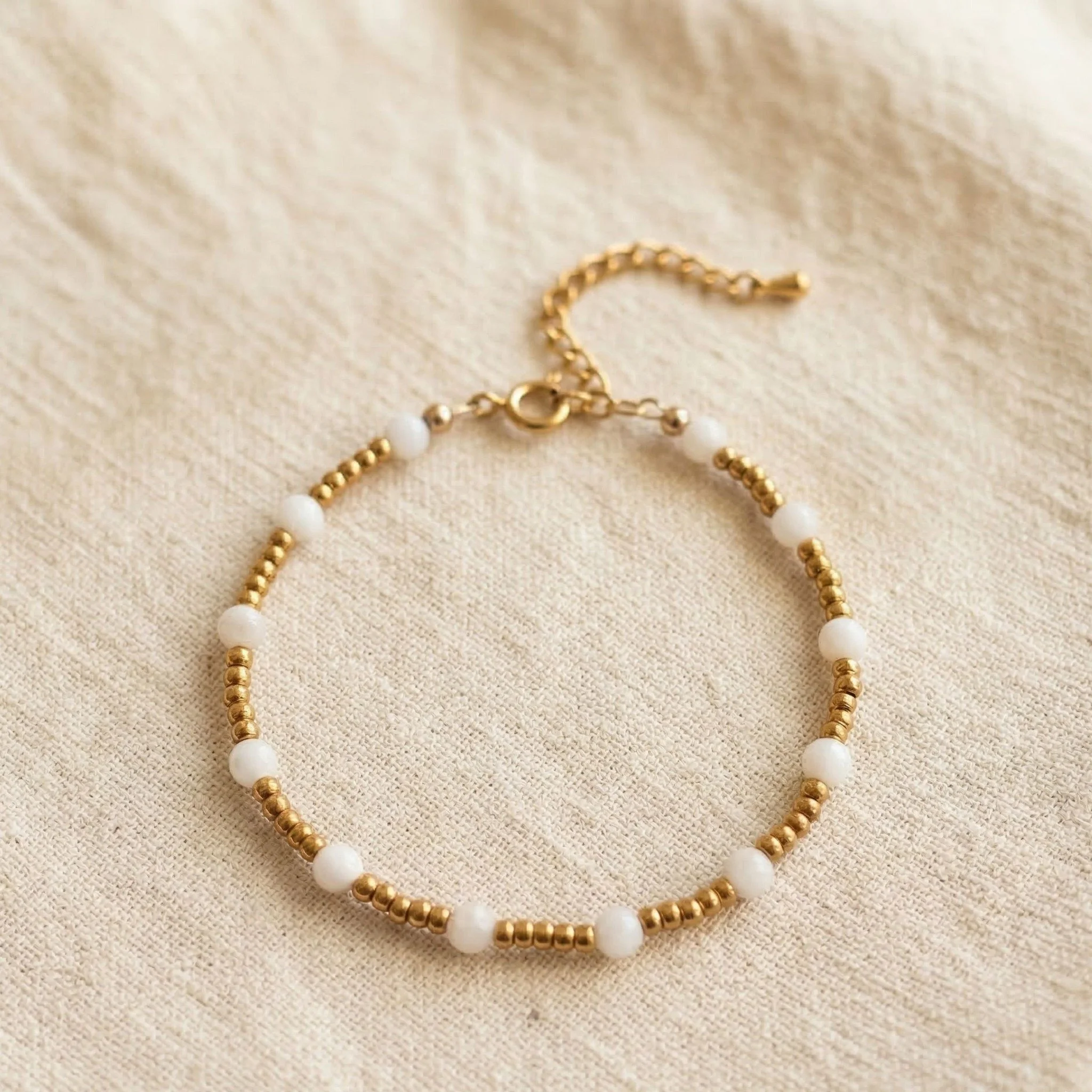 Le bracelet Rowan est fait de billes d'acier inoxydable plaqu&eacute;es or et de pierres de lune 🌙🤍✨
Ajustable de 6" &agrave; 8" et aussi disponible en sur-mesure, sans frais.