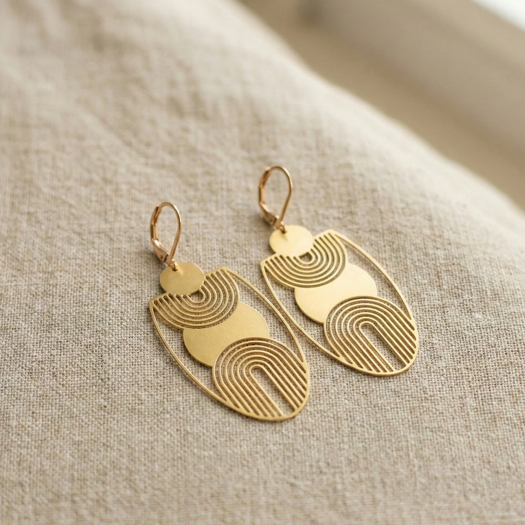 Boucles d&rsquo;oreilles l&eacute;g&egrave;res au style affirm&eacute;. Une pi&egrave;ce graphique et intemporelle, offerte en argent ou dor&eacute;. ✨
