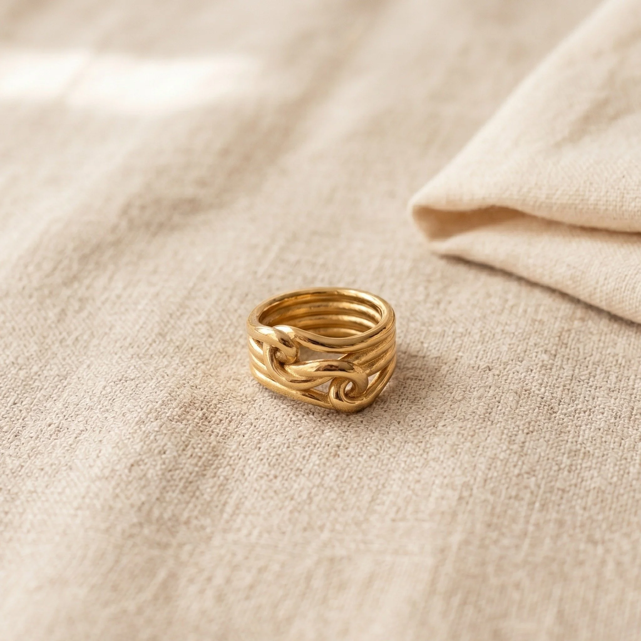 ✨ Knot ✨
En acier inoxydable plaqu&eacute; or