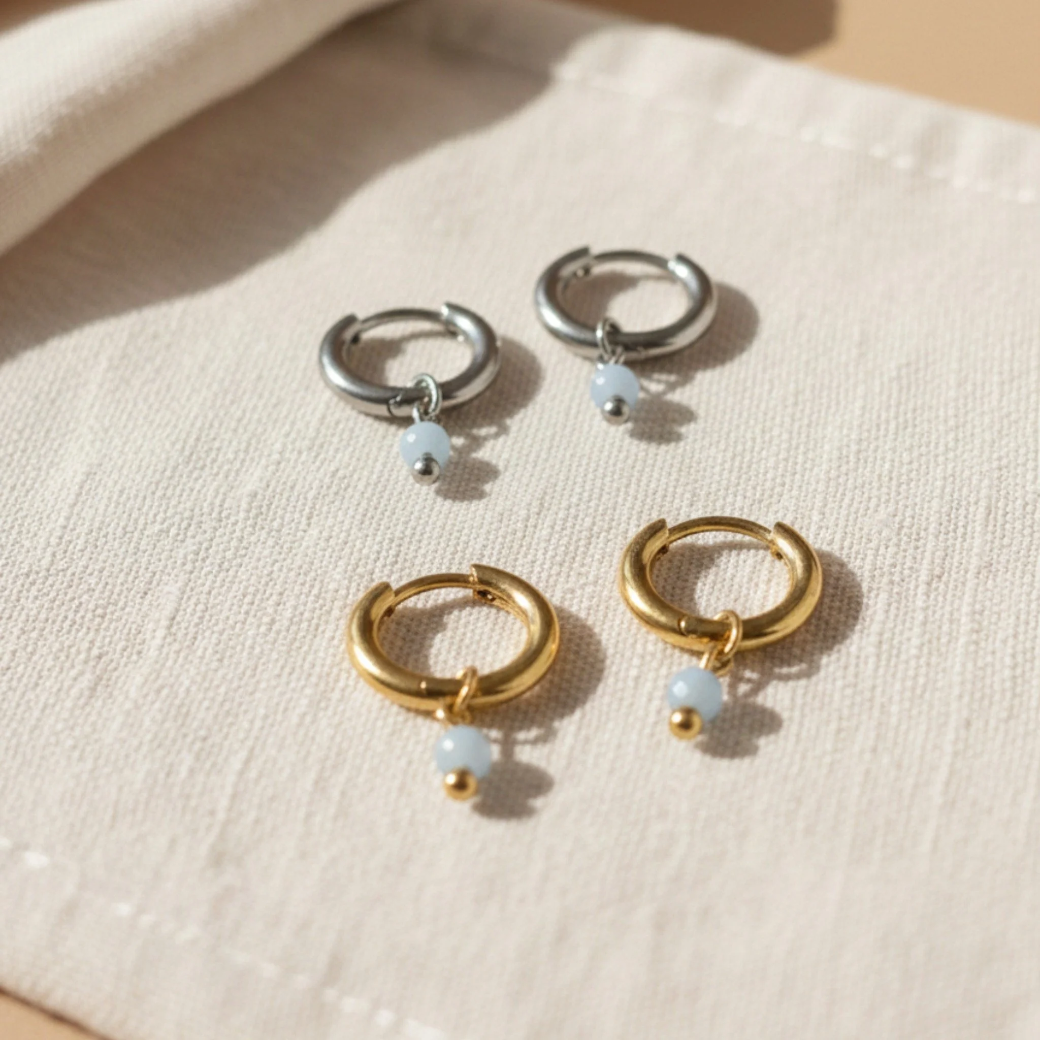 Polyvalentes comme on les aime 🤍

Ces anneaux avec breloques en pierre d&rsquo;ang&eacute;lite s&rsquo;adaptent &agrave; ton style du moment. Porte-les avec leur touche d&eacute;licate&hellip; ou retire simplement les breloques pour un look plus min