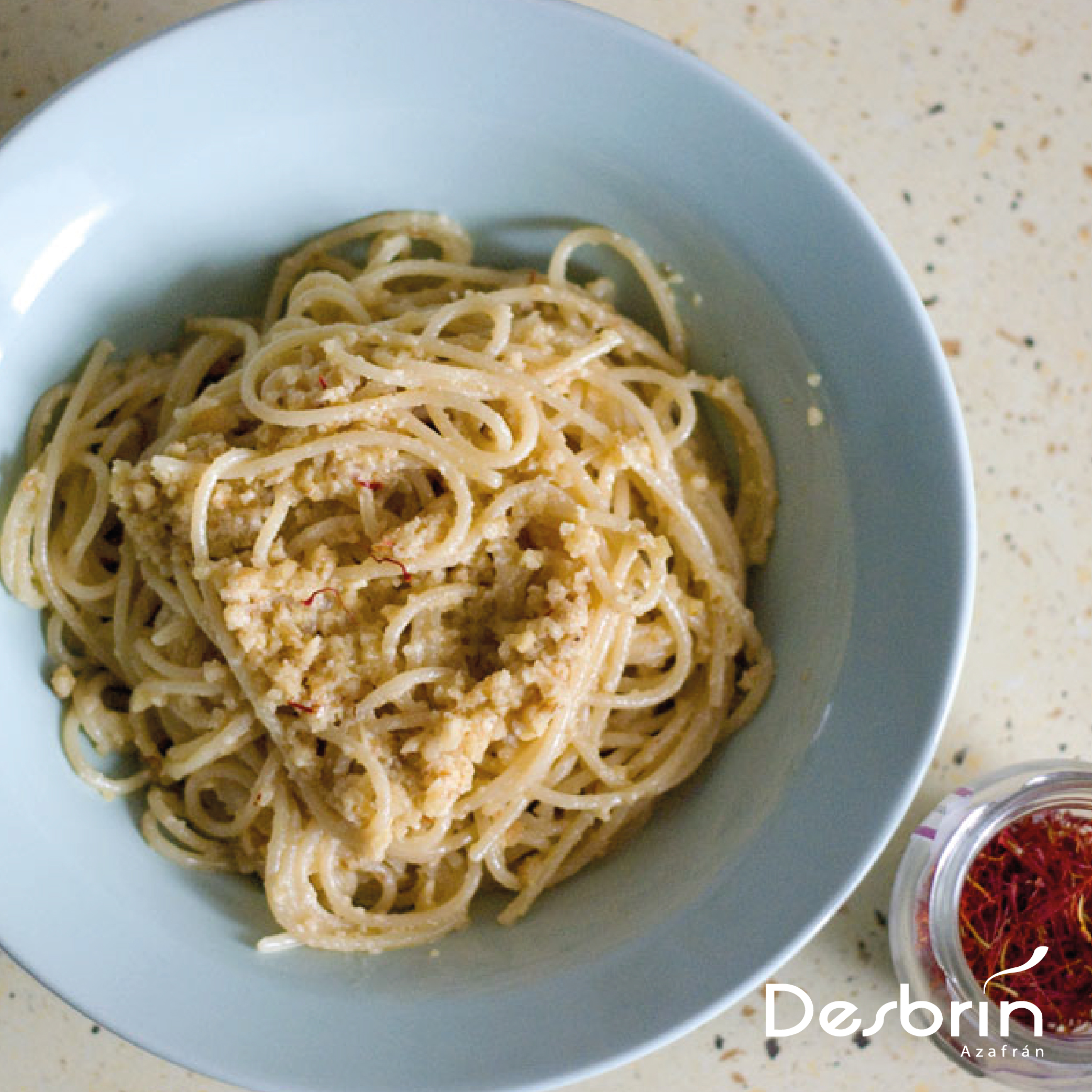 Espaguetis con salsa de nueces y azafrán manchego
