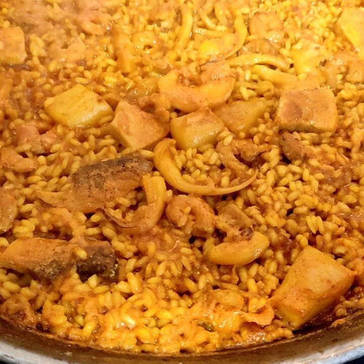 Hoy hemos preparado un arroz del se&ntilde;oret para la familia. 

Arroz variedad J.Sendra, calamar, gamba pelada y mero.

El color, sabor y aroma procede de nuestro #azafrandesbrin de cosecha propia.

Estaba... Buen&iacute;simo!!

&iquest;Todav&iacu