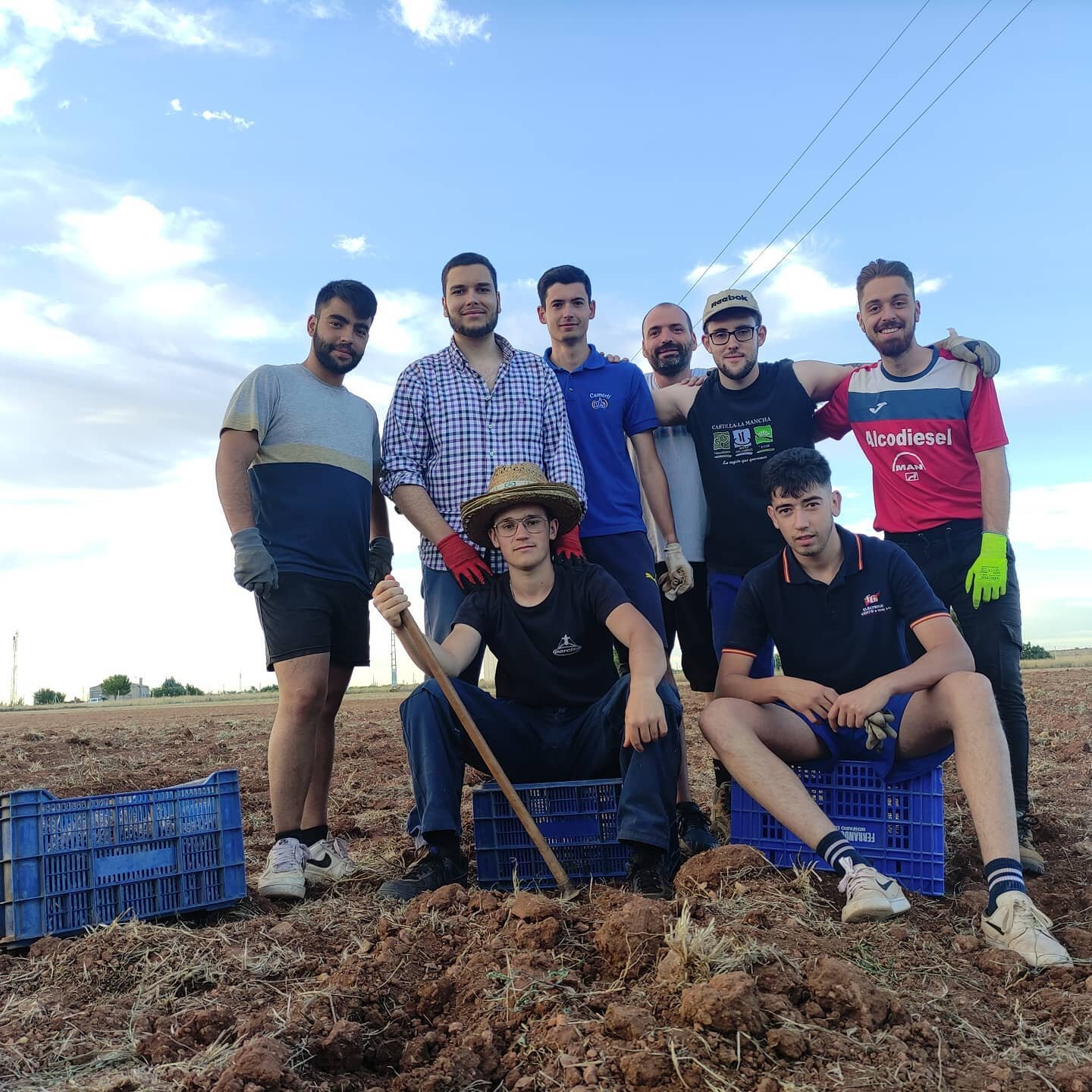 Finalizamos la campa&ntilde;a de recogida de bulbos de #azafrandesbrineco 

Despu&eacute;s de la tercera floraci&oacute;n procedemos a extraer los bulbos del terreno, los limpiamos y separamos para volverlos a sembrar o comercializar.

La flor de aza