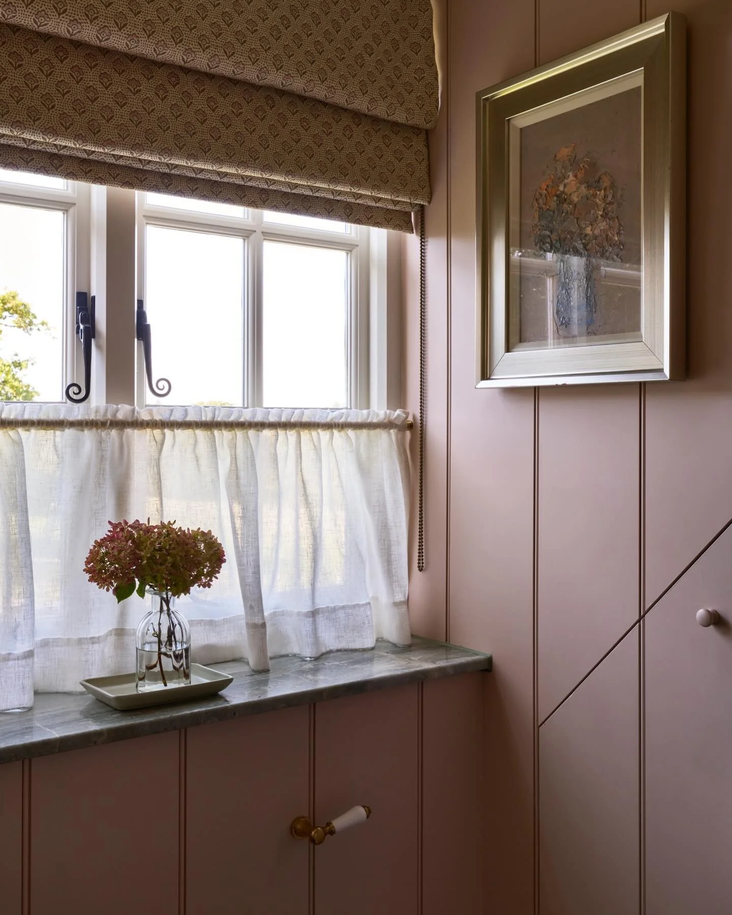 Another view of this muted pink bathroom. Bathrooms can feel just as layered and thoughtful as any other room in the home. Add cafe curtains with a Roman blind and mix up the textures for a warm and interesting finish. 

📸 @darrenchung74 
Decorating