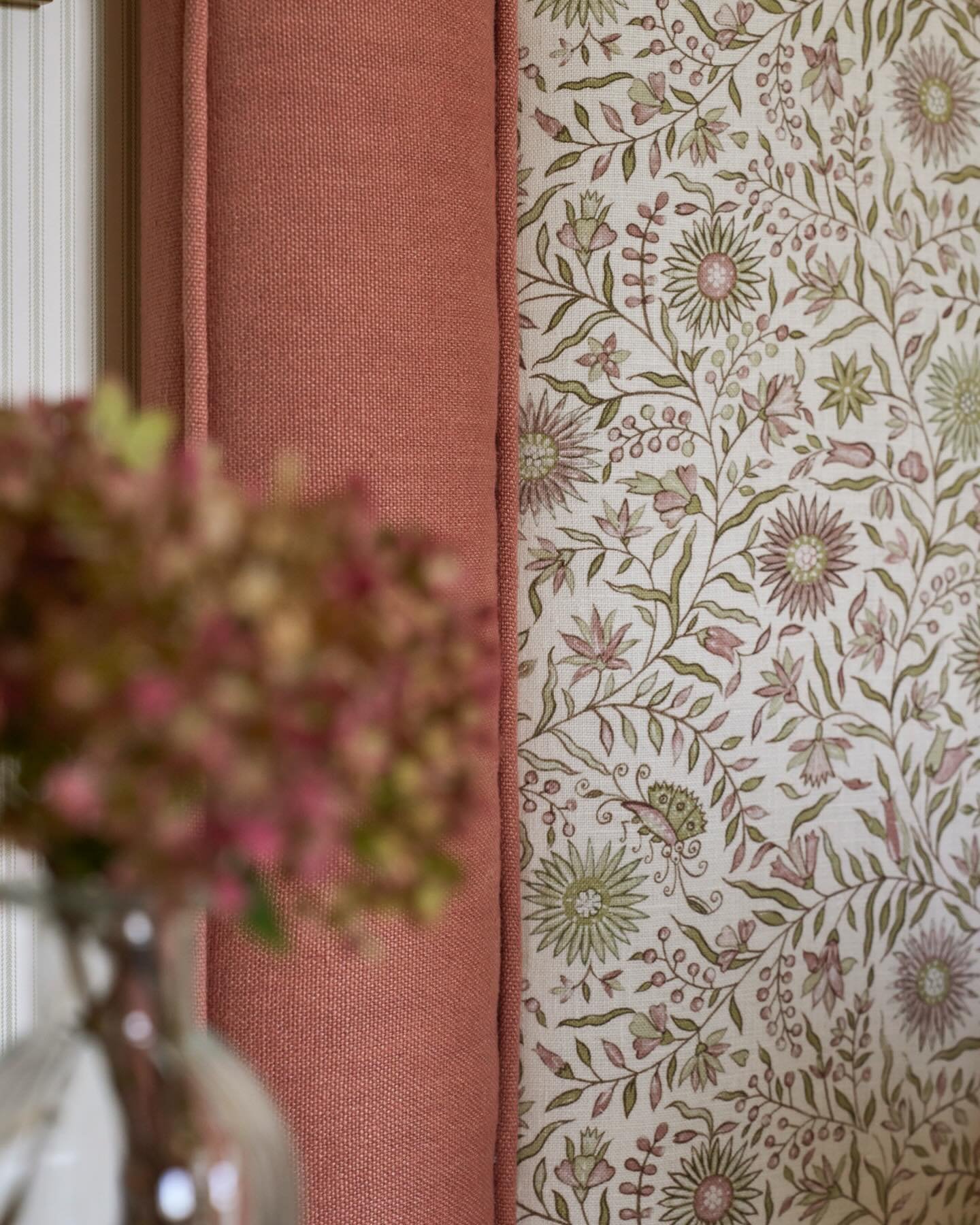 A close up of this pretty headboard from a recent project. I think it&rsquo;s just as important to show these images as the ones of the rooms as a whole. It&rsquo;s all the little things that make the big picture work!! 

📸 @darrenchung74 
Headboard