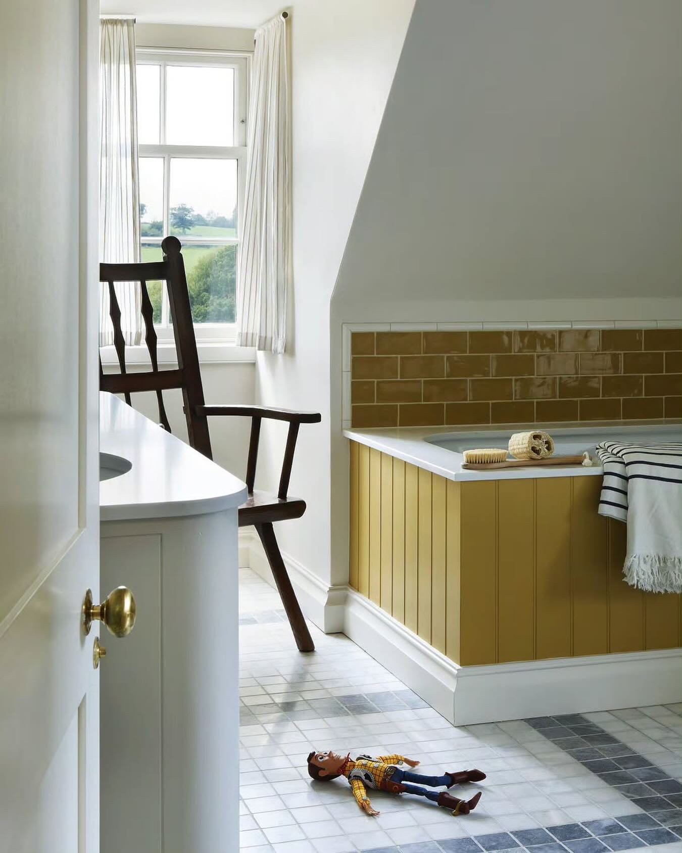 We&rsquo;re getting back into the swing of things here as we kick off 2026. Starting things off with this lovely bathroom by @christian_bense . I&rsquo;ve had this image saved for a while and I&rsquo;m constantly going back to it. I just love the sim