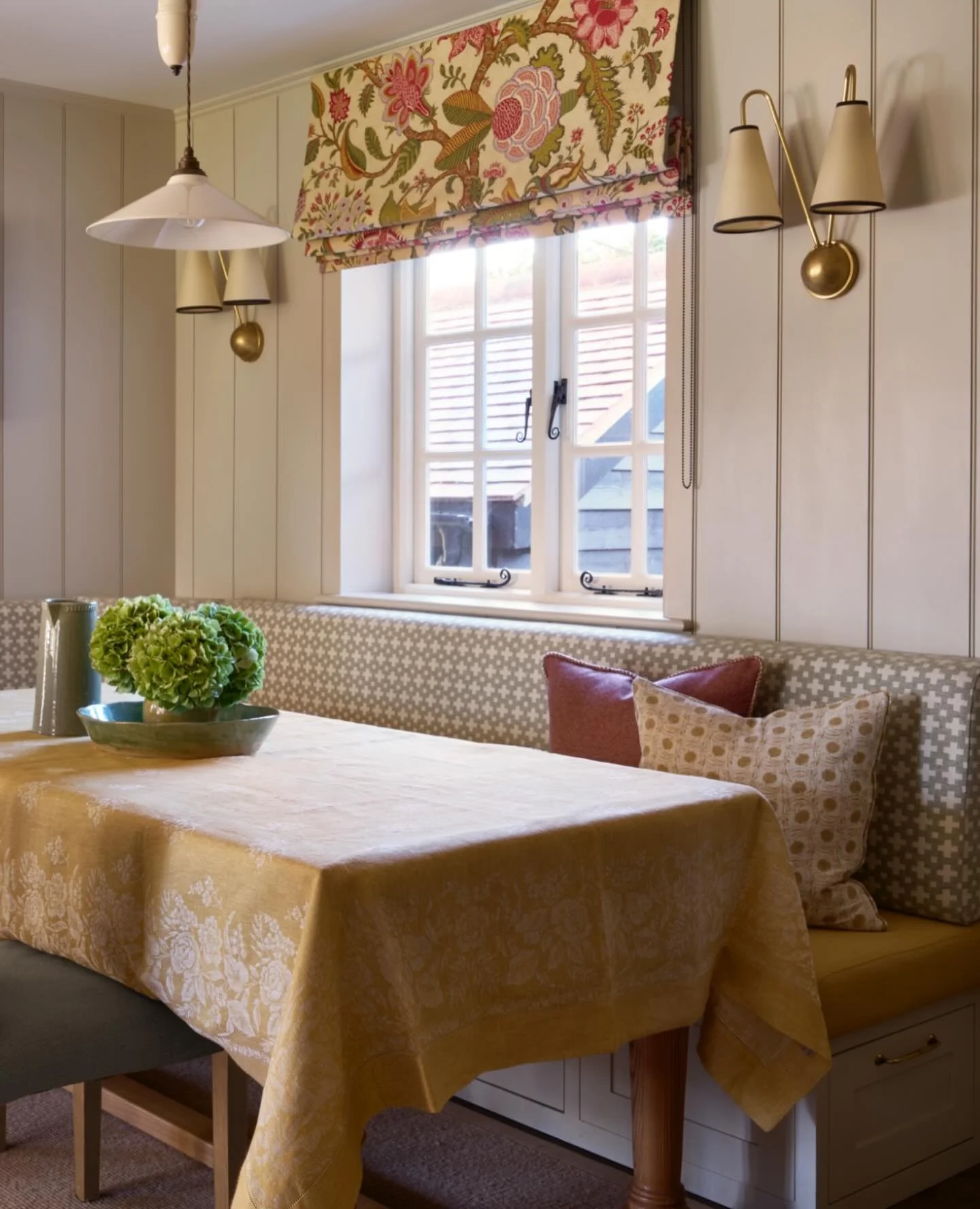 A☀️ banquette corner from our Surrey cottage project last year. I love banquette seating - it feels so much softer in a kitchen than traditional dining styles. It&rsquo;s also a real space saver and offers storage opportunities! 

📸 @darrenchung74 
