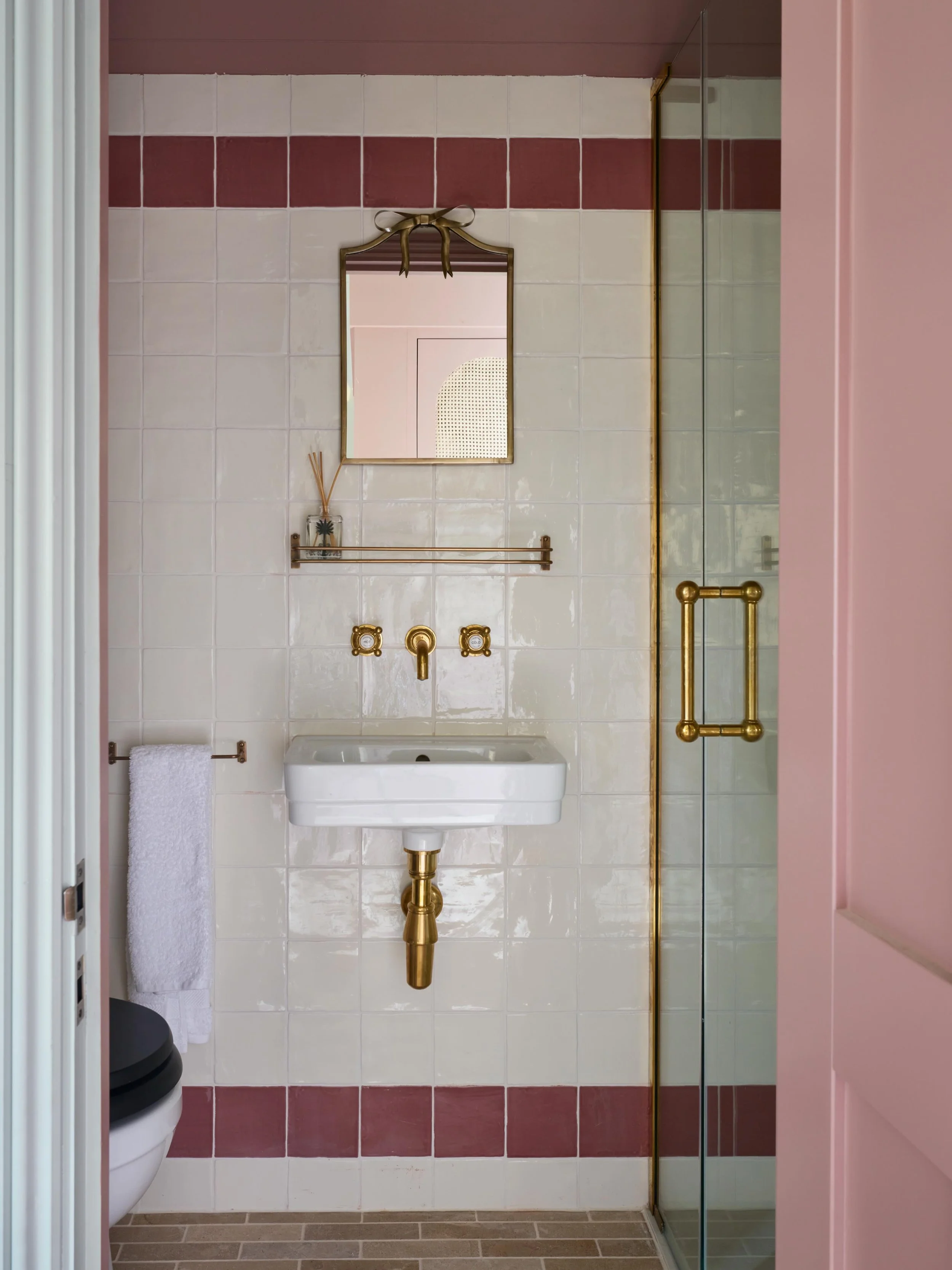 A glimpse into this annexe bathroom we worked on last year. It&rsquo;s a small space with a big personality! 

We mixed traditional brass fixtures with a bold, contemporary palette, showing you don&rsquo;t need a lot of square footage to make a state