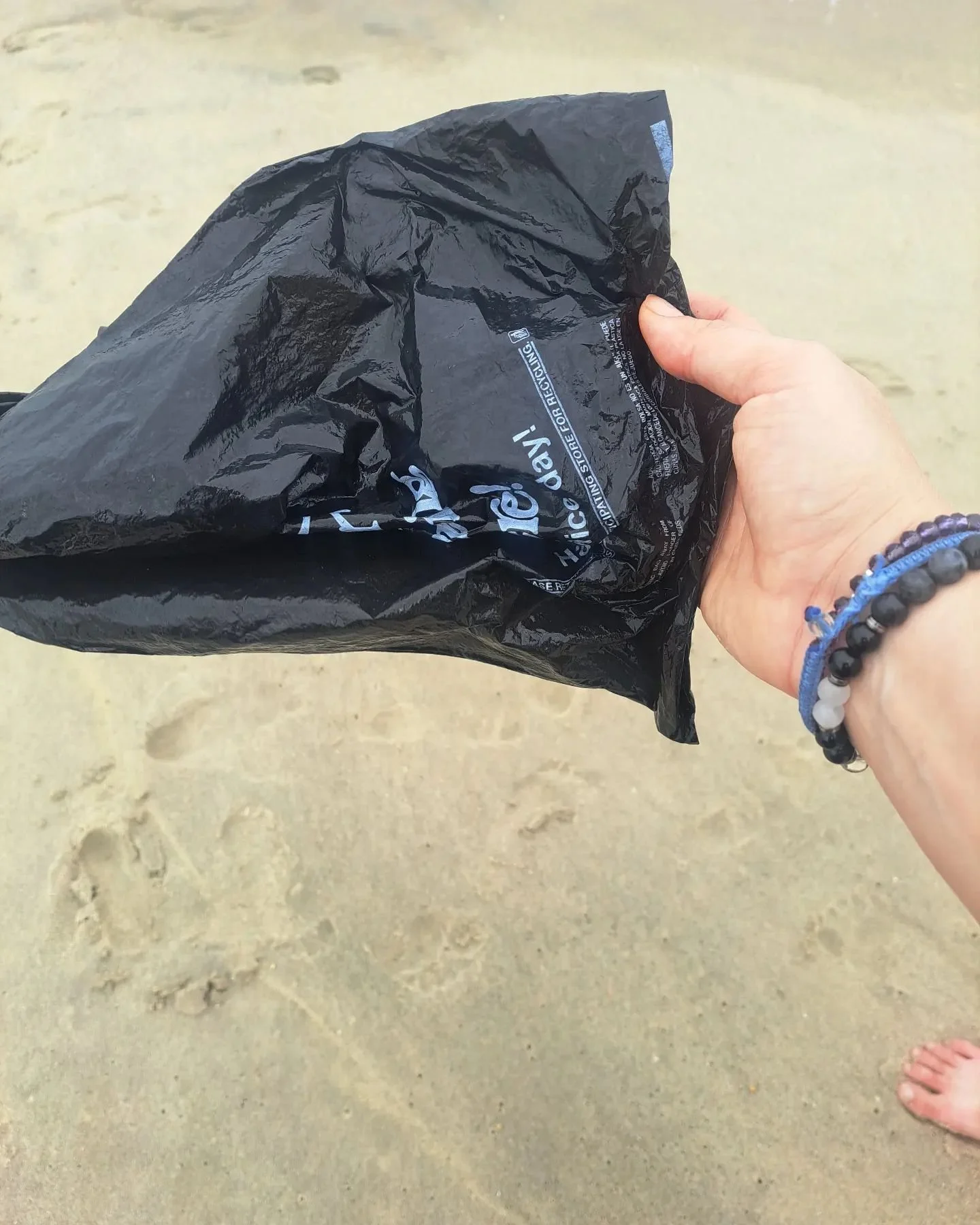 This washed right up to our feet at the shore today. A reminder that we must work to avoid a future in which there's more trash in the ocean than fish by weight by 2050.
#BanPlasticPollution #SaveTheOceans #Vote