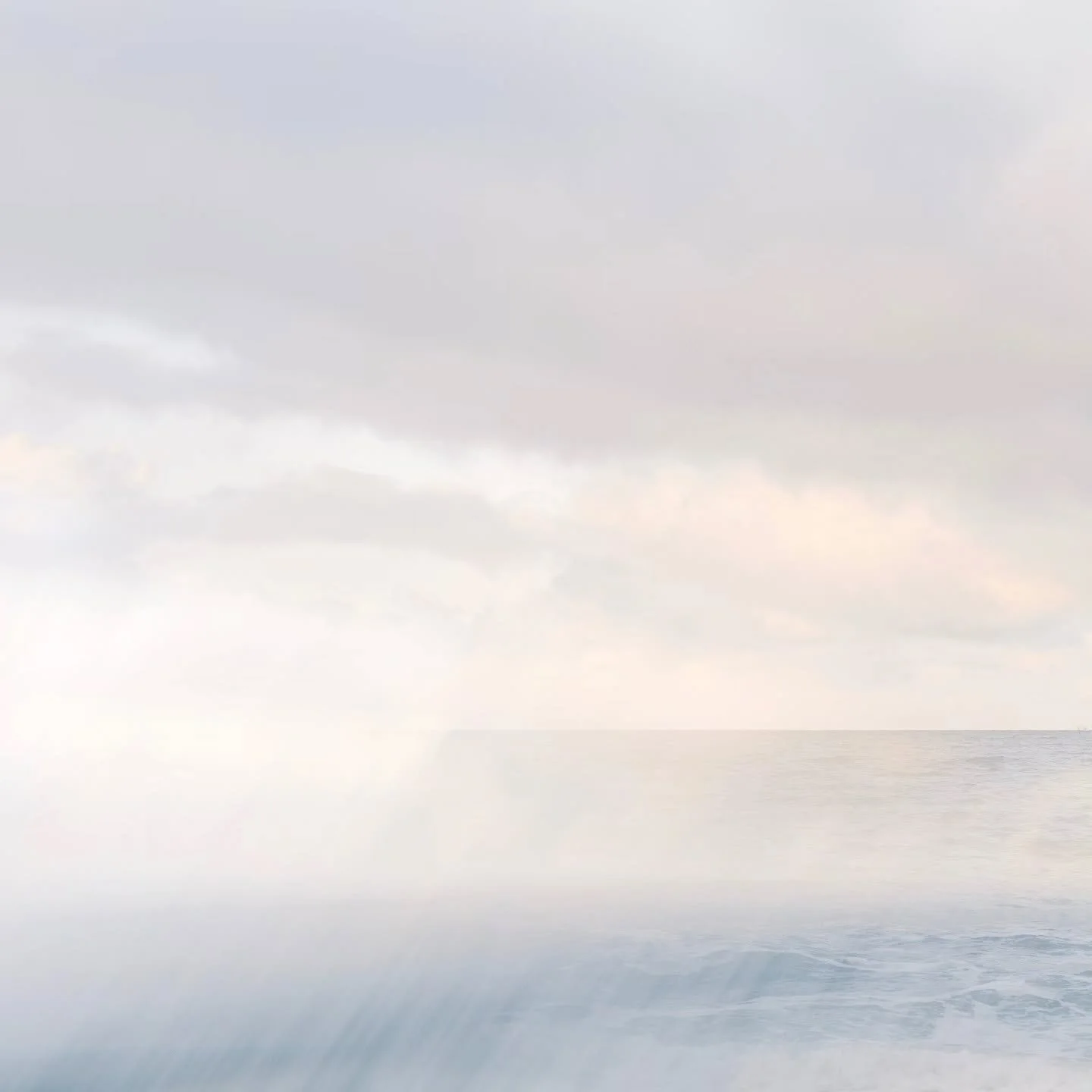 Hiding in the light.
#reflectlens #abstract #contemporaryphotograpy #seascape #northernnorway