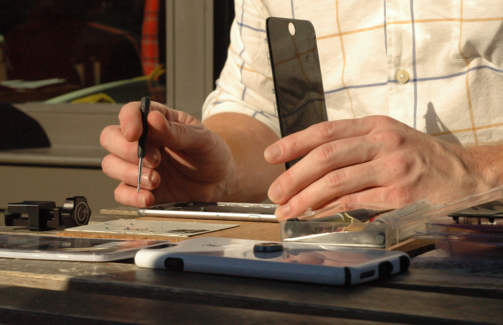 Close-Up-Photo-of-Mobile-iPhone-Screen-Replacement-Process-by-an-iPhoneIntact-Trained-Service-Technician-at-Local-Raleigh-Coffee-Shop.jpg