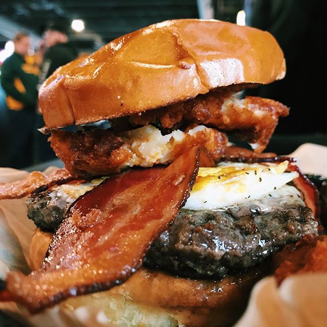 Sometimes you gotta make your own food challenge 💃🏼💃🏼We stopped by the @crookedpintsf to take down a Juicy Lucy topped with Totchoes. Brand new kitchen displays to give you full-service dining with fast-food timing. -
-
-
-
-
#fastfood #potato #b