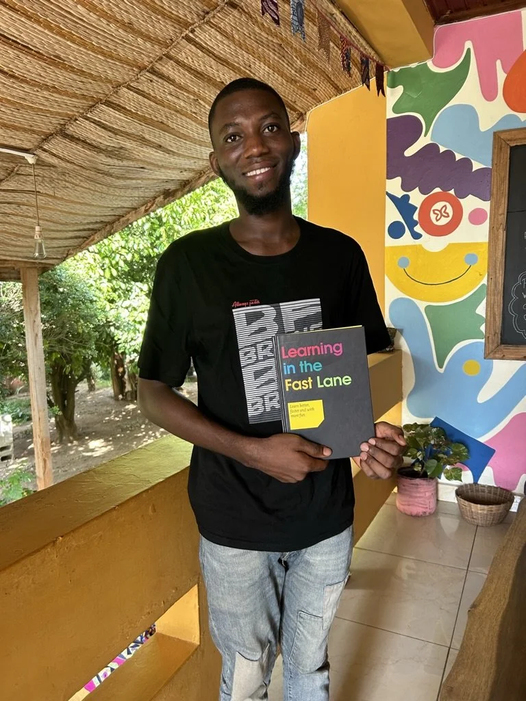 Studenten krijgen boek Learning in the Fast Lane