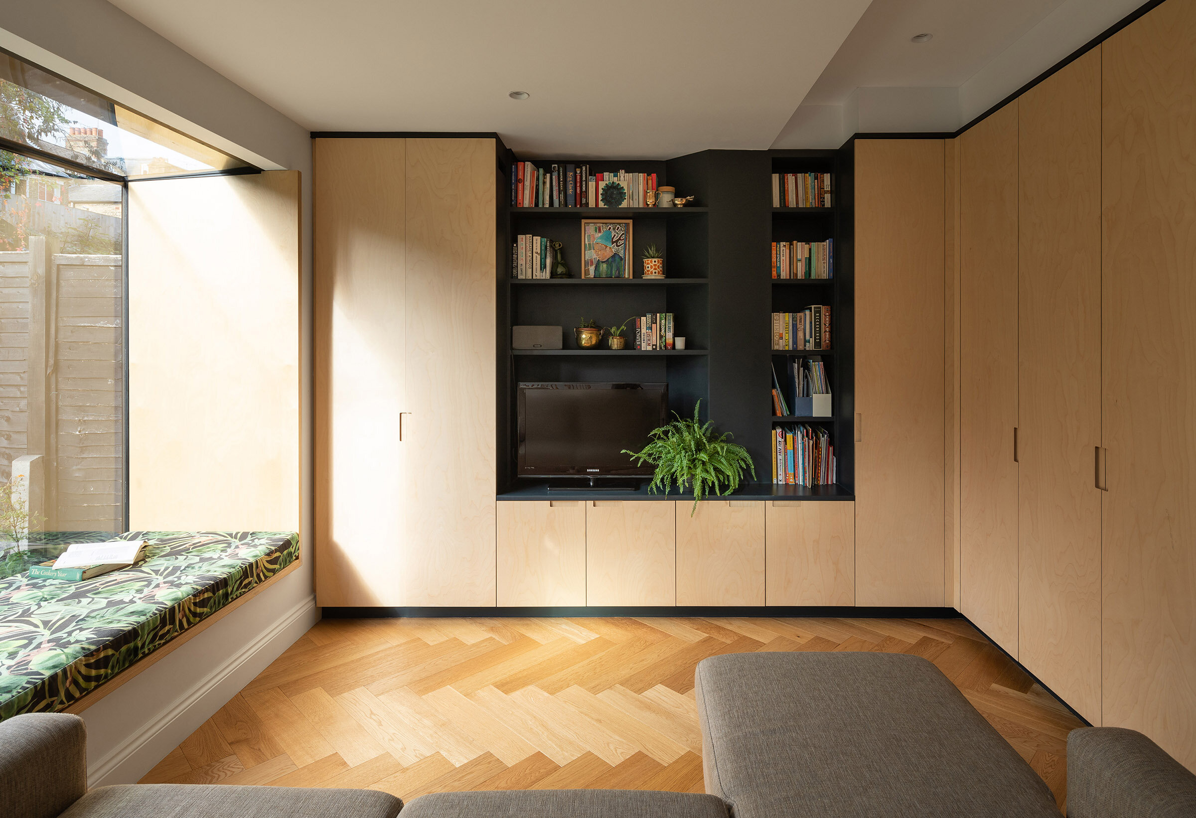 06-charred-house-victorian-terrace-extension-family-room-joinery-architecture-ladywell-lewisham-london-uk-rider-stirland-architects.jpg