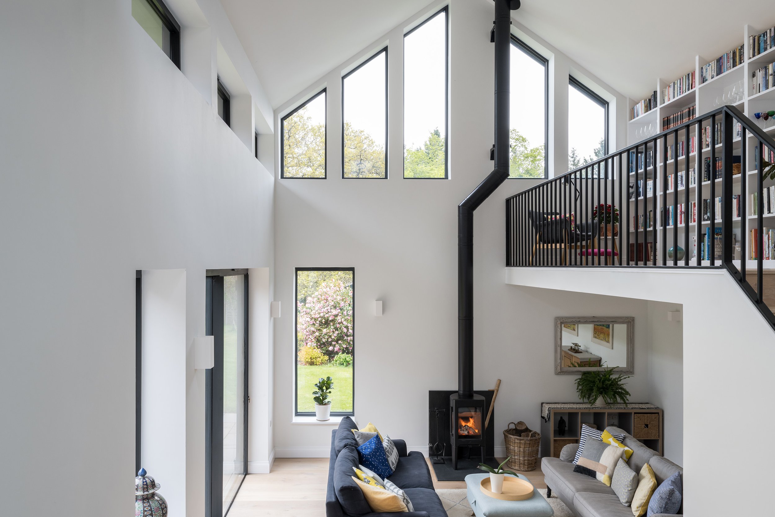 8-The-Pippins-Charred-Timber-House-Extension-Living-Room-Interior-Design-Architecture-London-Buckinghamshire-UK-Rider-Stirland-Architects.JPG