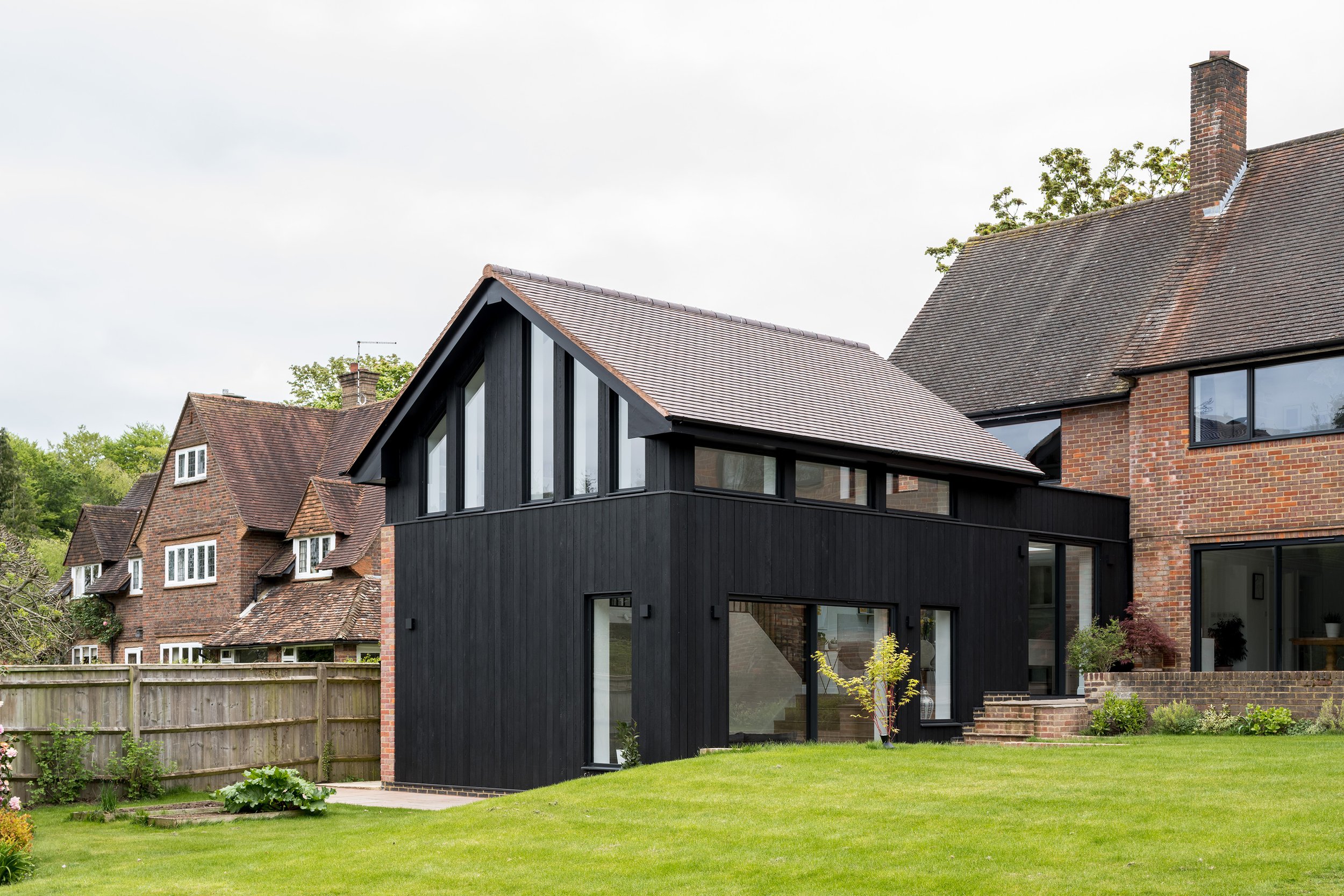 14-The-Pippins-Charred-Timber-House-Extension-Exterior-Architecture-London-Buckinghamshire-UK-Rider-Stirland-Architects.JPG