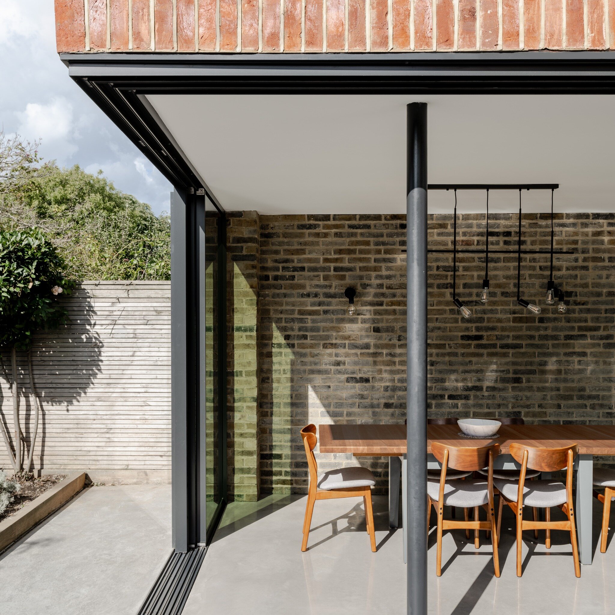 With a modest sized garden the goal was to retain as much grass as possible🌾

Our rear extension in Dulwich houses a new dining area with a glazed opening corner. Not only does this create a 'wow-factor' but when entertaining during the summer, our 