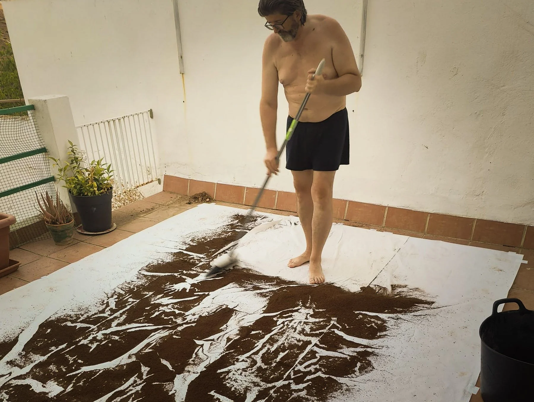 Recogiendo la tierra para crear el pigmento