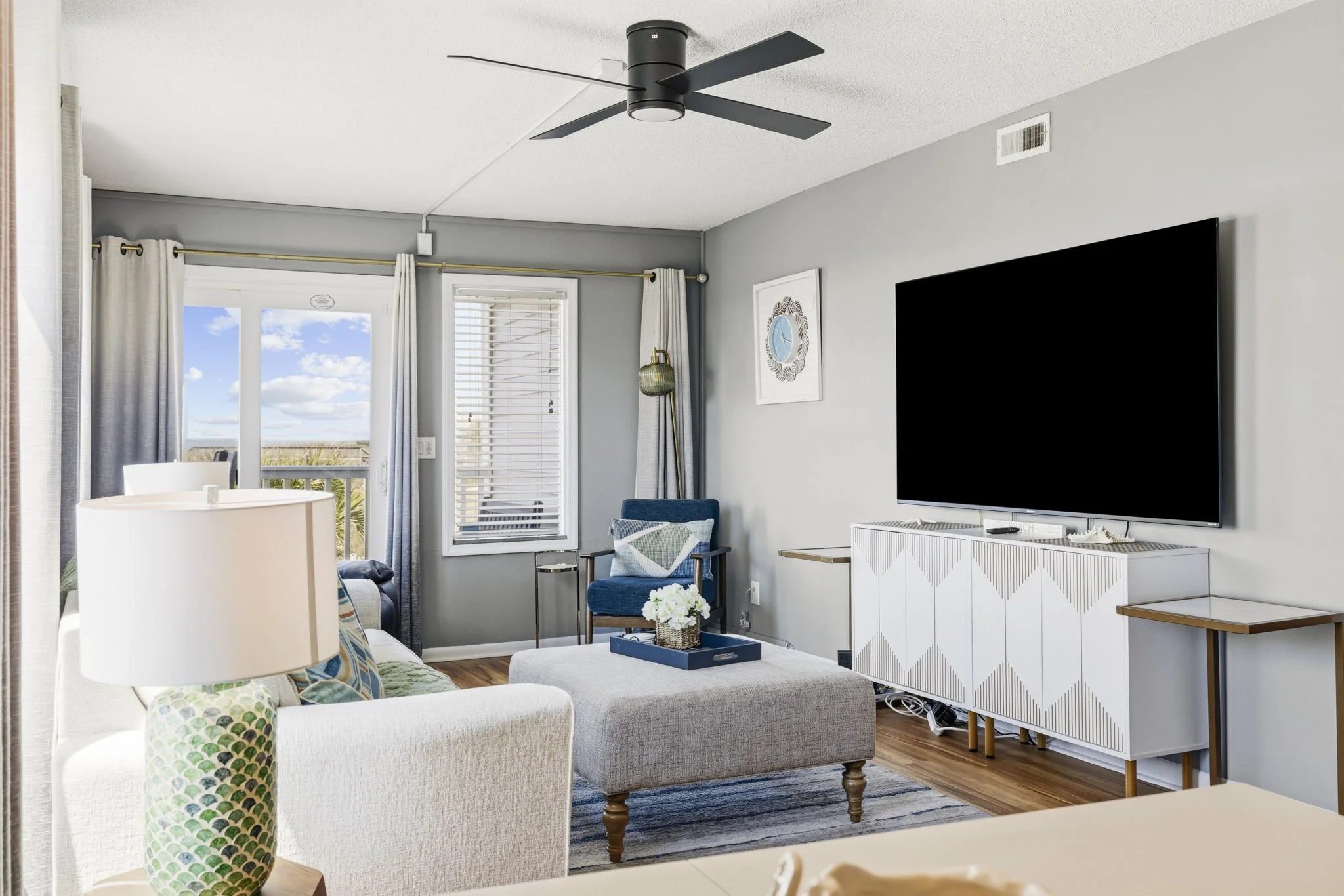 Reading nook with amazing views of the ocean!