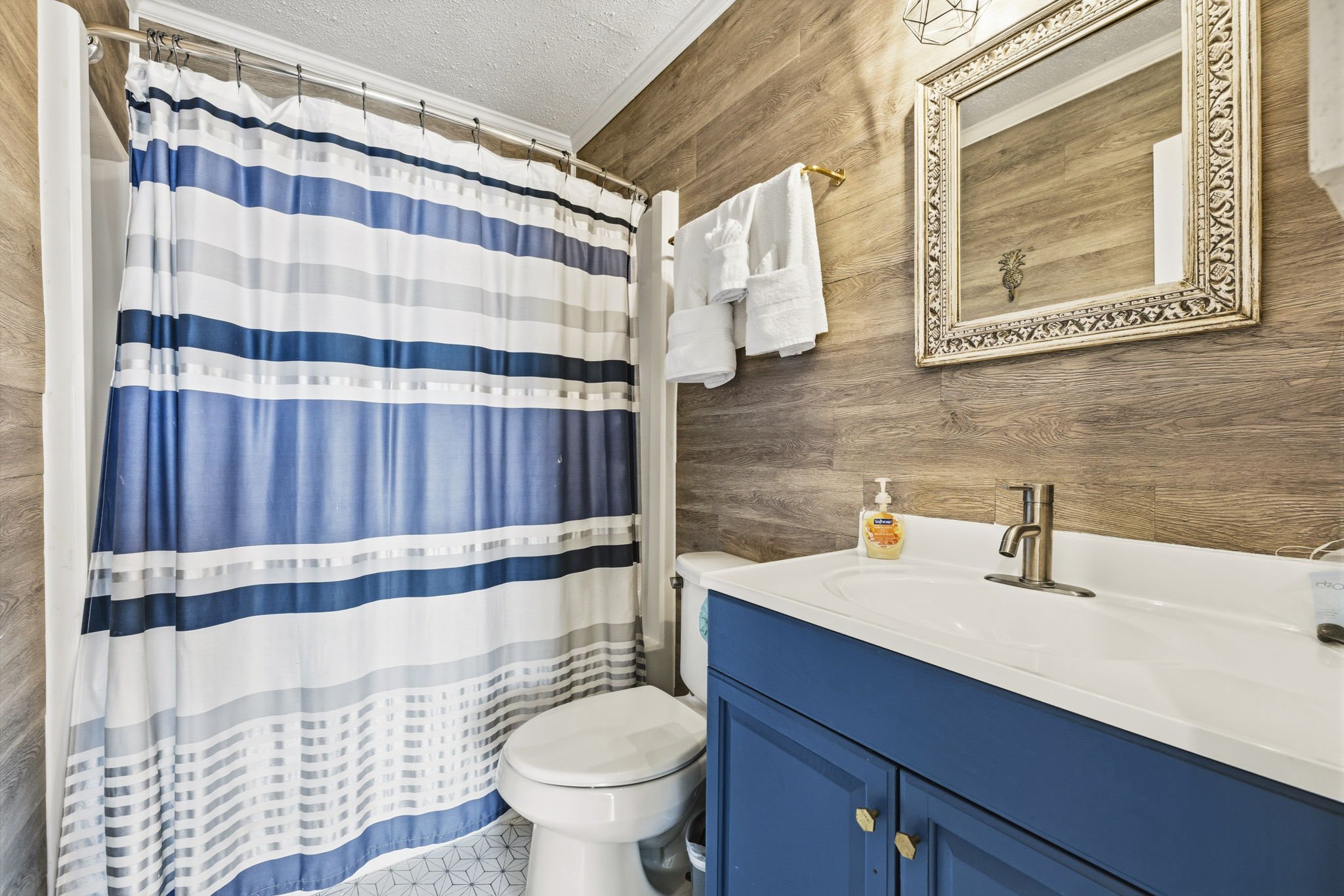 2nd bathroom with tub/shower combo