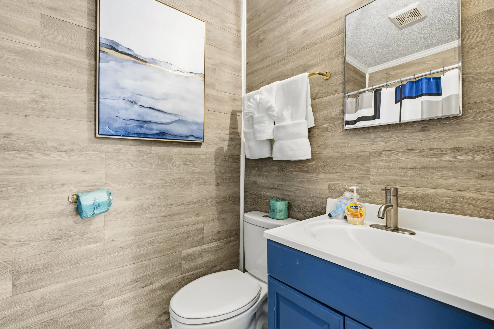 Primary bedroom en-suite bathroom