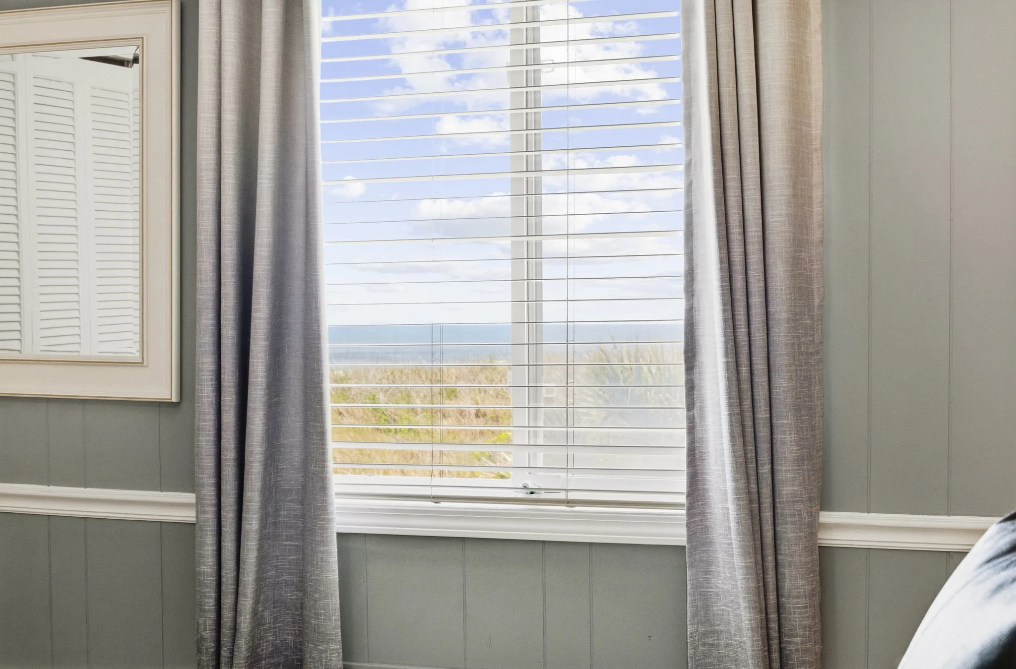 Fantastic ocean view. Very clean and nicely decorated. Comfortable king bed. Great host with easy check in with good communication.