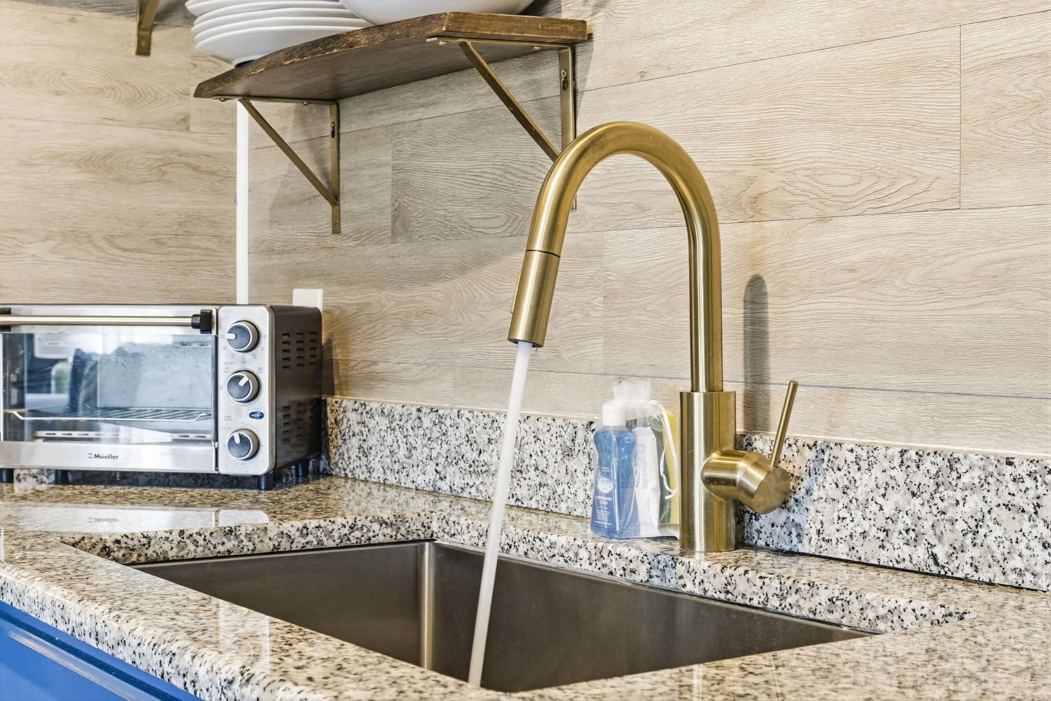 Morning coffee tastes better here. I loved starting each day in this bright coastal kitchen — sunlight pouring in, breakfast on the counter, and nowhere to rush off to