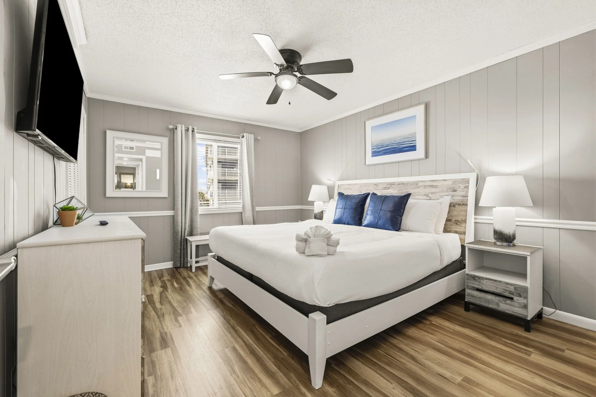 King bed, comfortable memory foam mattress, high end linens, and a view of the ocean!