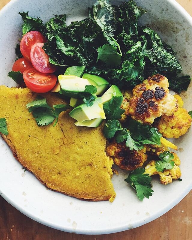 🌿🌿One of my fave Meatless Monday meals: lemony za'atar socca (recipe linked in bio) with roasted cauliflower and kale, grape tomatoes and avocado - about to be smothered in garlicky tahini sauce, of course.😛
I haven't been spending as much time co