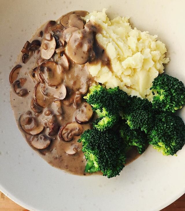 Comfort food season.✨💆🏻
.
This cozy dinner came together really fast thanks to a little help from my friends @amyskitchen. I whipped up some mashed potatoes, steamed broccoli florets and made the stew by browning some mushrooms and shallots in a bi