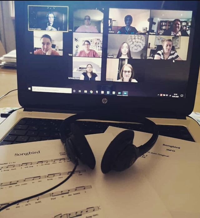 #Onlineprobe endlich wieder zusammen #singen. Wie sehr wir es vermissen.
.
.
#chor #choir #rehearsal #zoom #femalechoir #Frauenchor #online